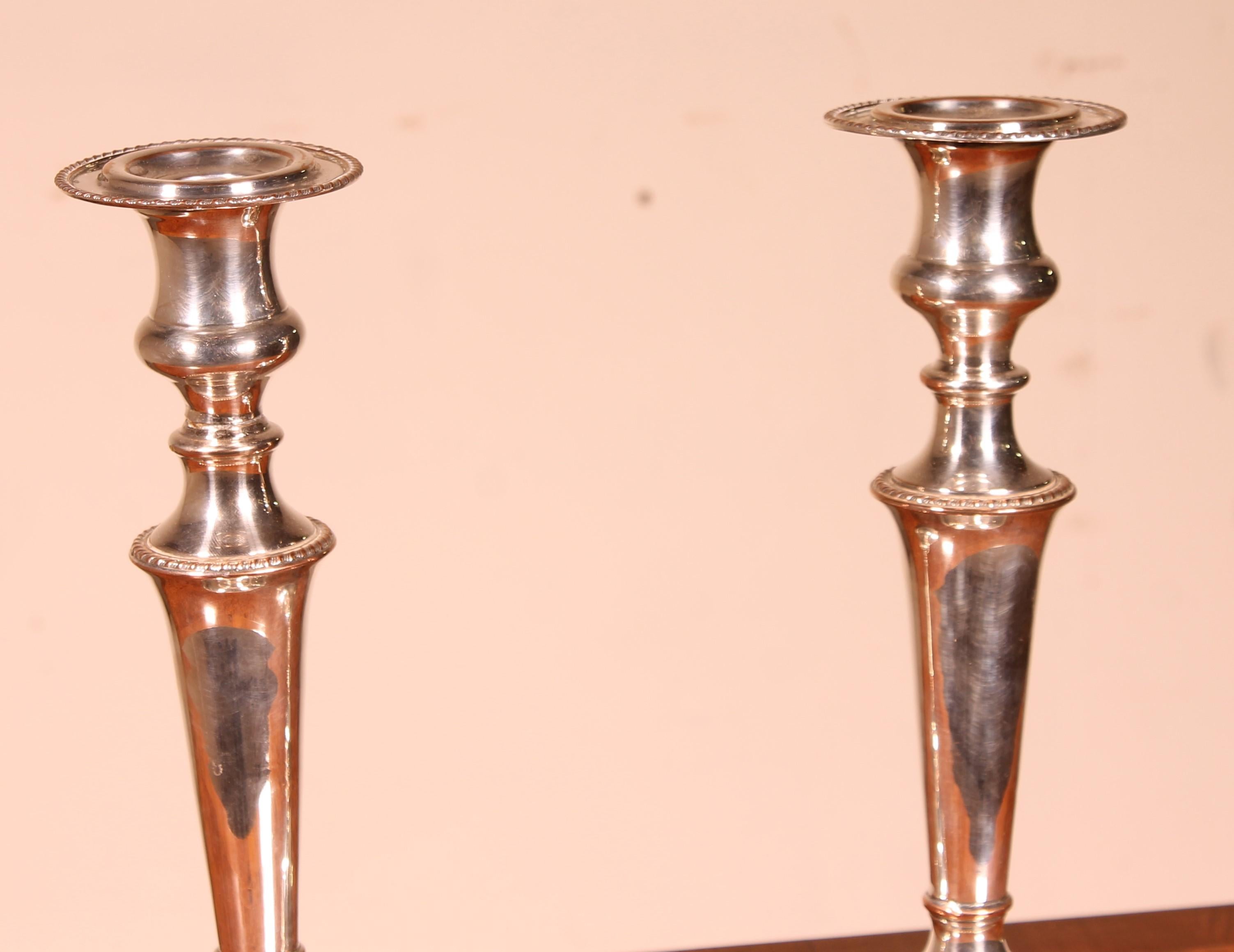 Muy bonito par de candelabros plateados del siglo XIX procedentes de Inglaterra
Muy bonita pátina y en muy buen estado.