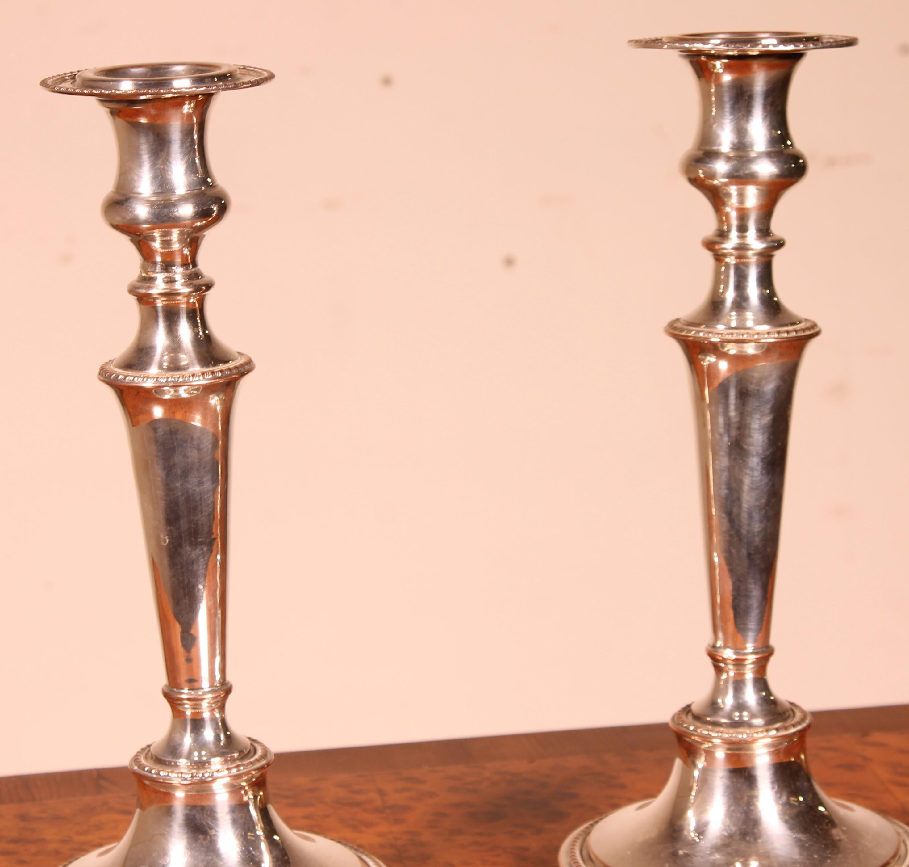 Pareja de candelabros victorianos bañados en plata Británico en venta