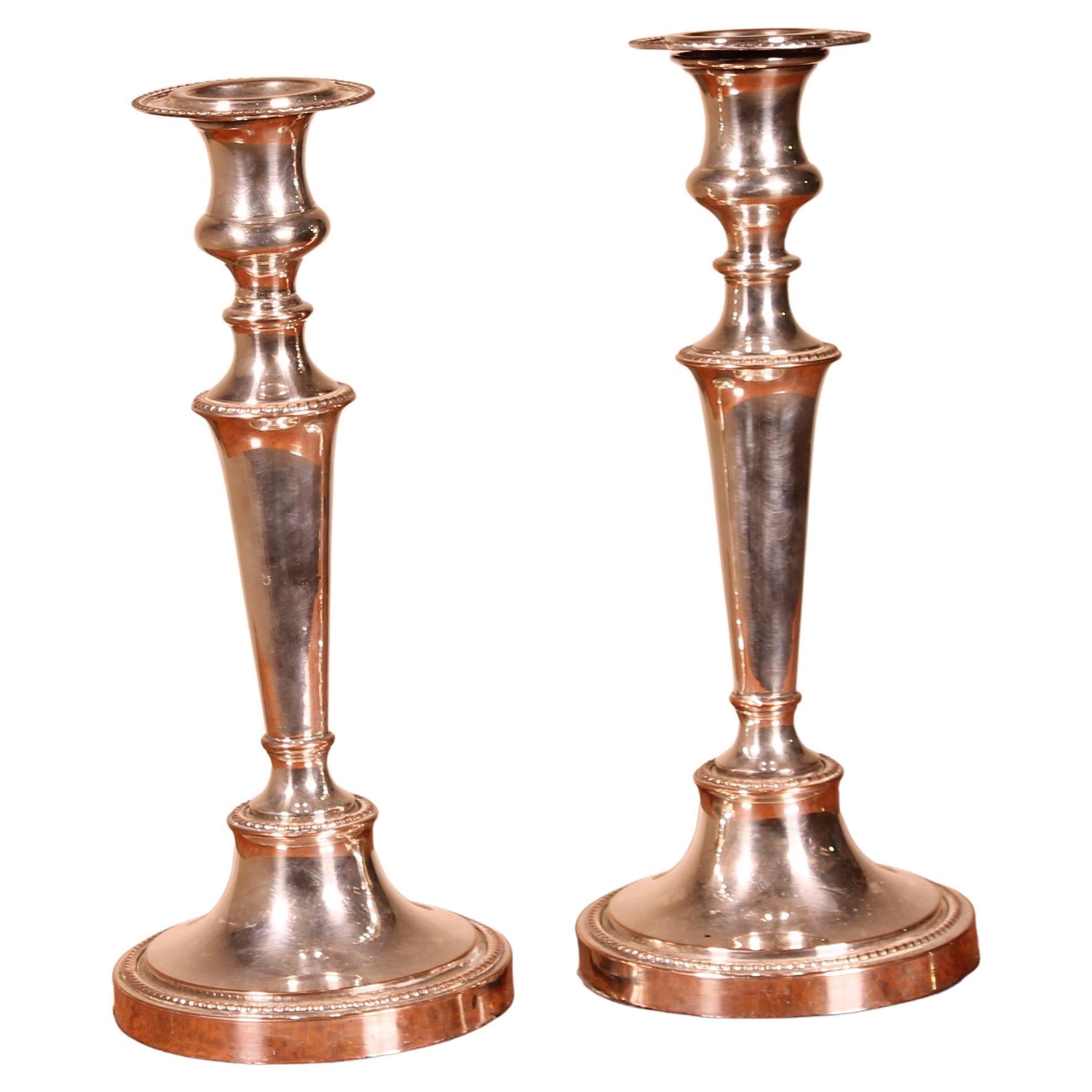 Pareja de candelabros victorianos bañados en plata en venta