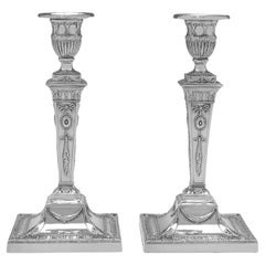 Coppia di candelabri vittoriani placcati in argento del 1900 circa