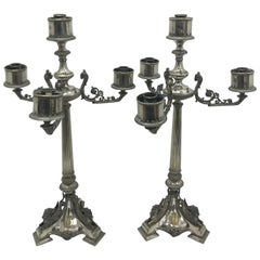 Paire de candélabres anglais à quatre lumières en métal argenté de style victorien, vers 1870