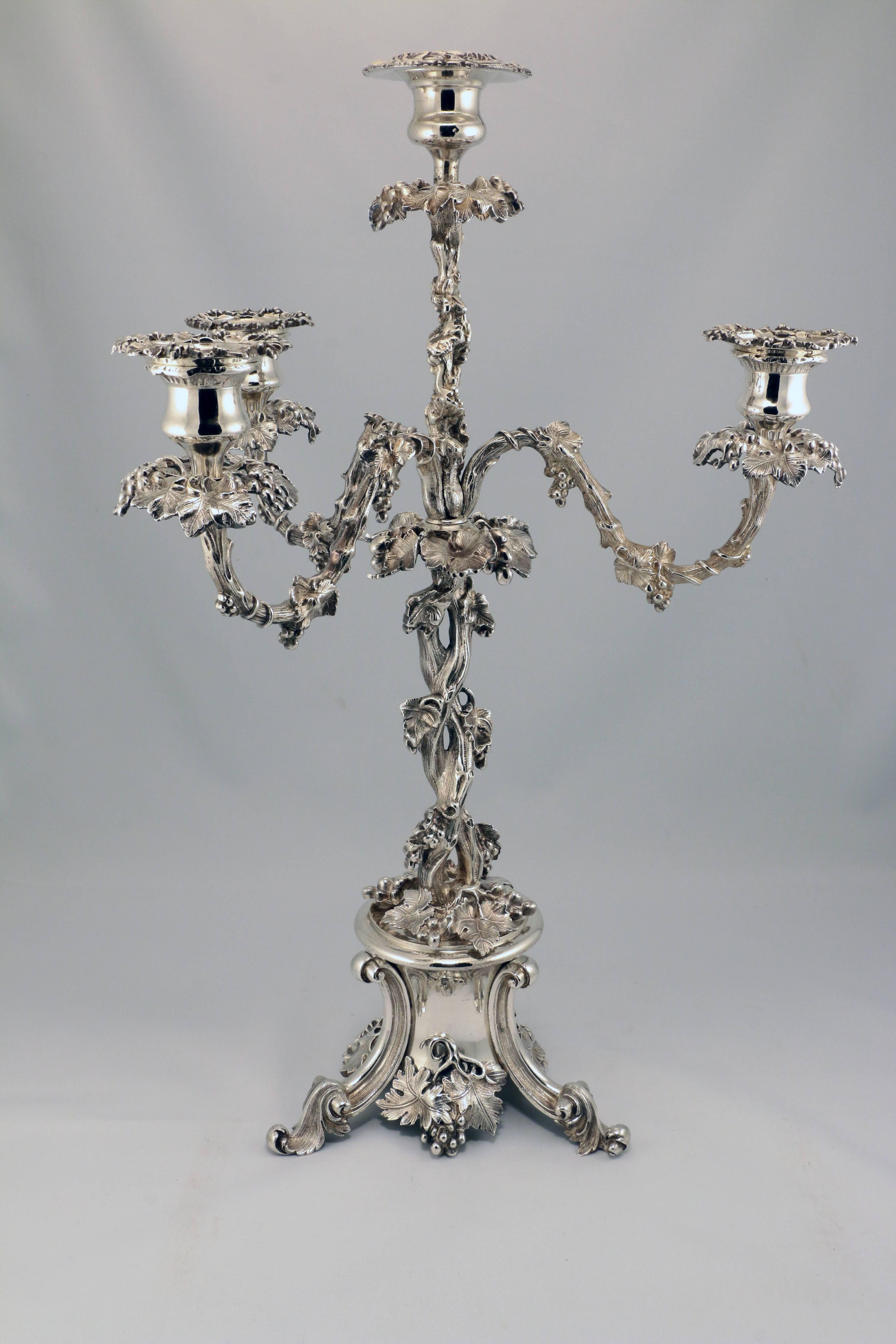 Victorien Paire de plaqués argent de style victorien  Quatre lumières  Chandelier en vente