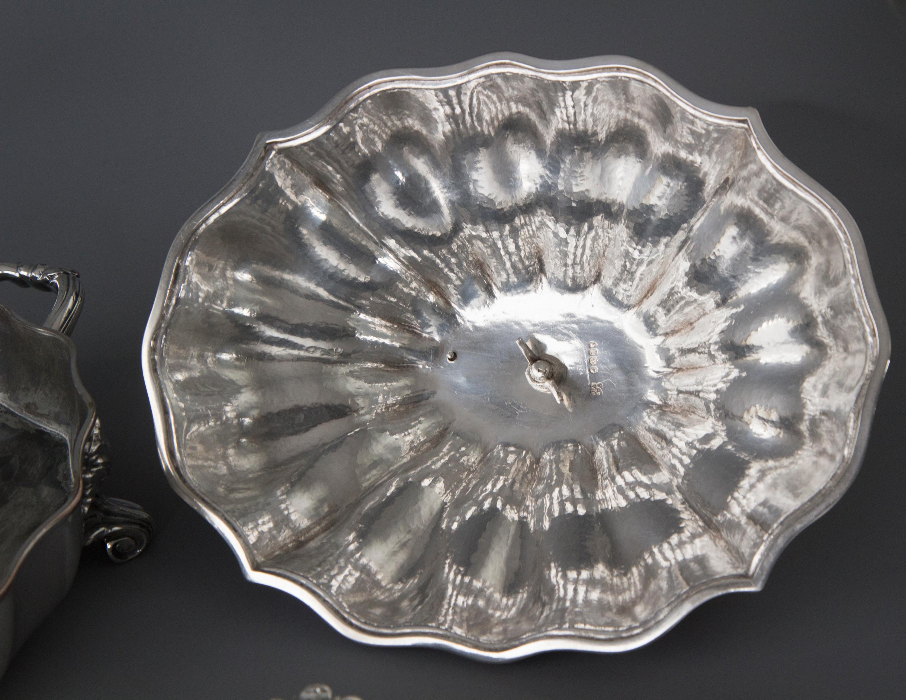 Mid-19th Century Pair of Victorian Silver Vegetable Tureens with Warming Bases, London, 1845 For Sale