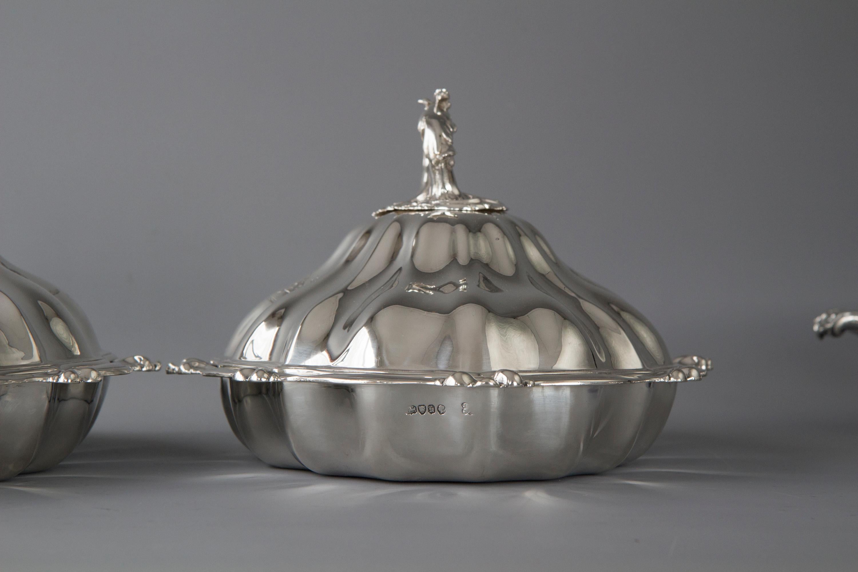 Pair of Victorian Silver Vegetable Tureens with Warming Bases, London, 1845 For Sale 1