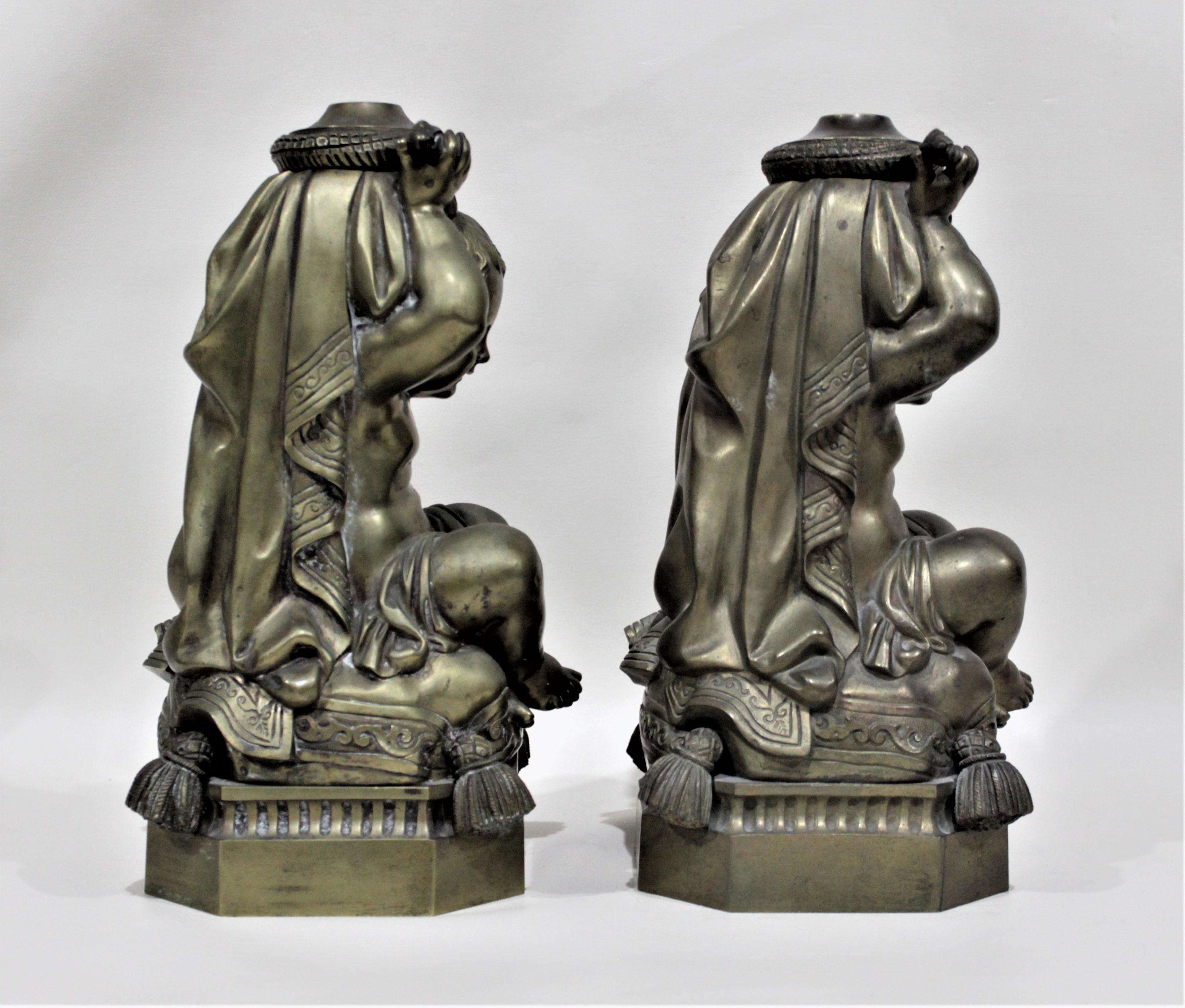 Pieno vittoriano Coppia di basi per lampade a olio vittoriane in bronzo massiccio con figure di cherubini che reggono serpenti in vendita