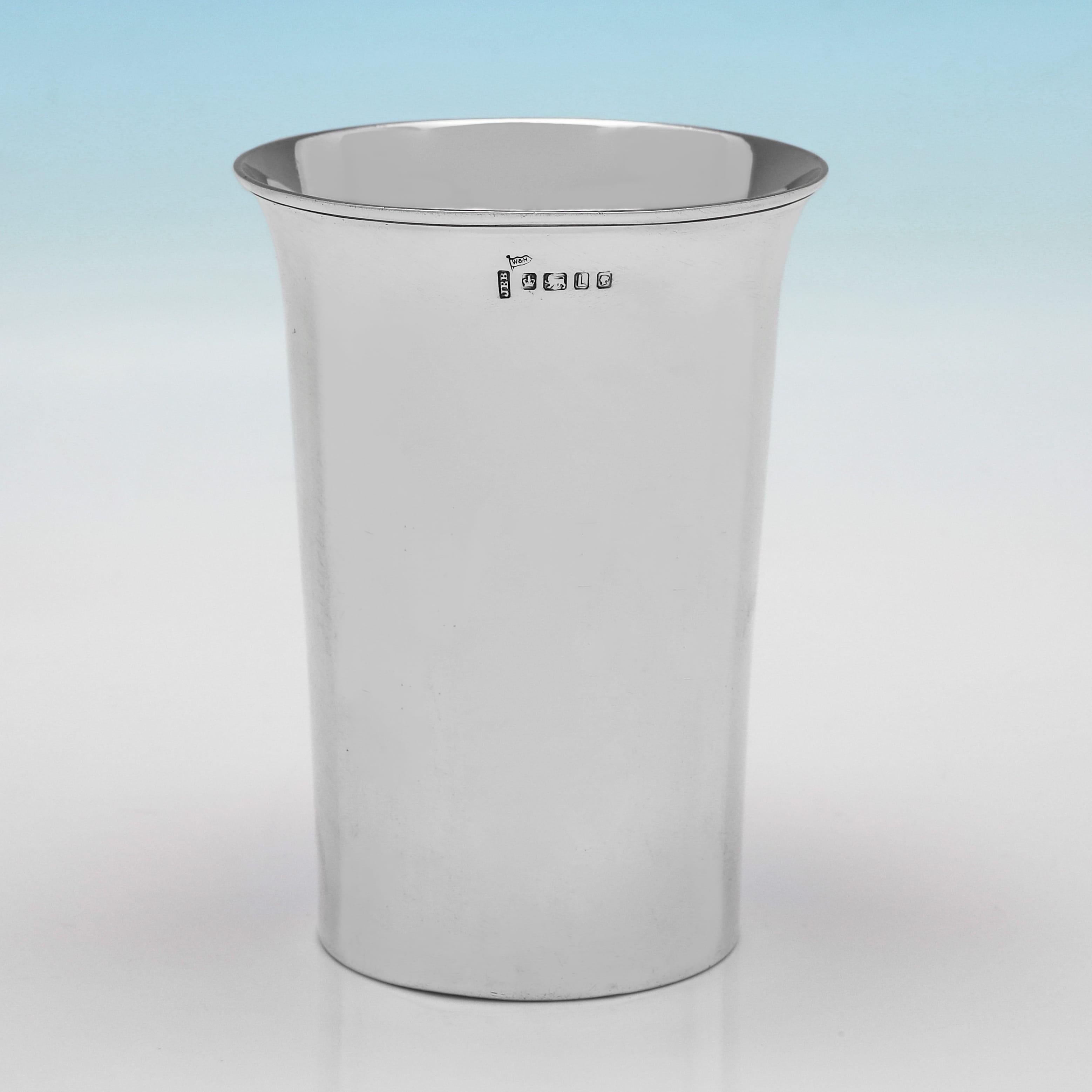 Zwei Becher aus viktorianischem Sterlingsilber, hergestellt für Walker & Hall im Jahr 1878 (Viktorianisch) im Angebot