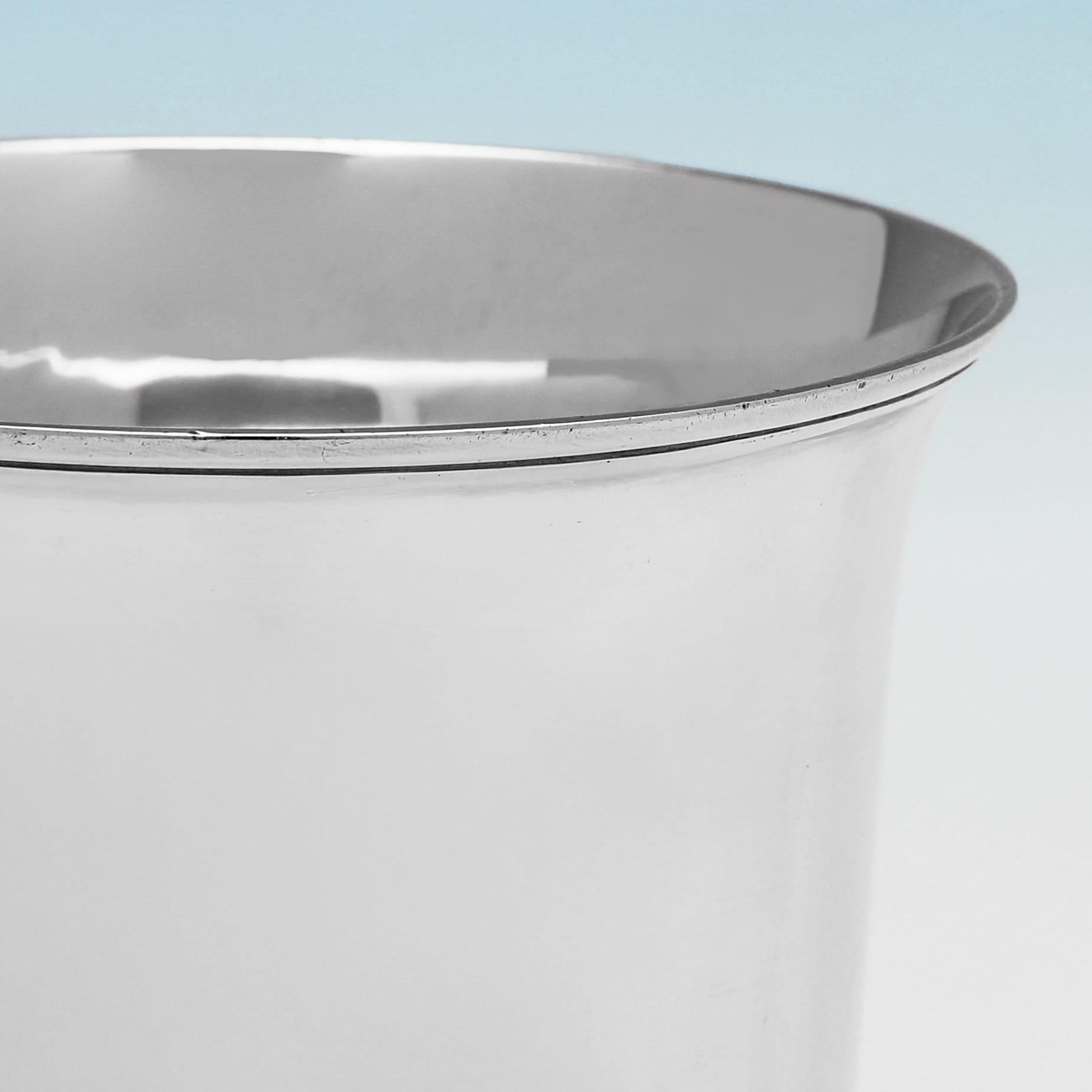 Zwei Becher aus viktorianischem Sterlingsilber, hergestellt für Walker & Hall im Jahr 1878 (Englisch) im Angebot