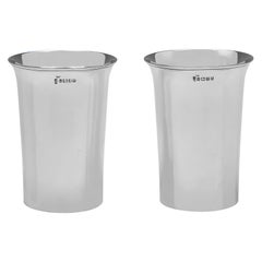 Pareja de vasos victorianos de plata de ley fabricados para Walker & Hall en 1878