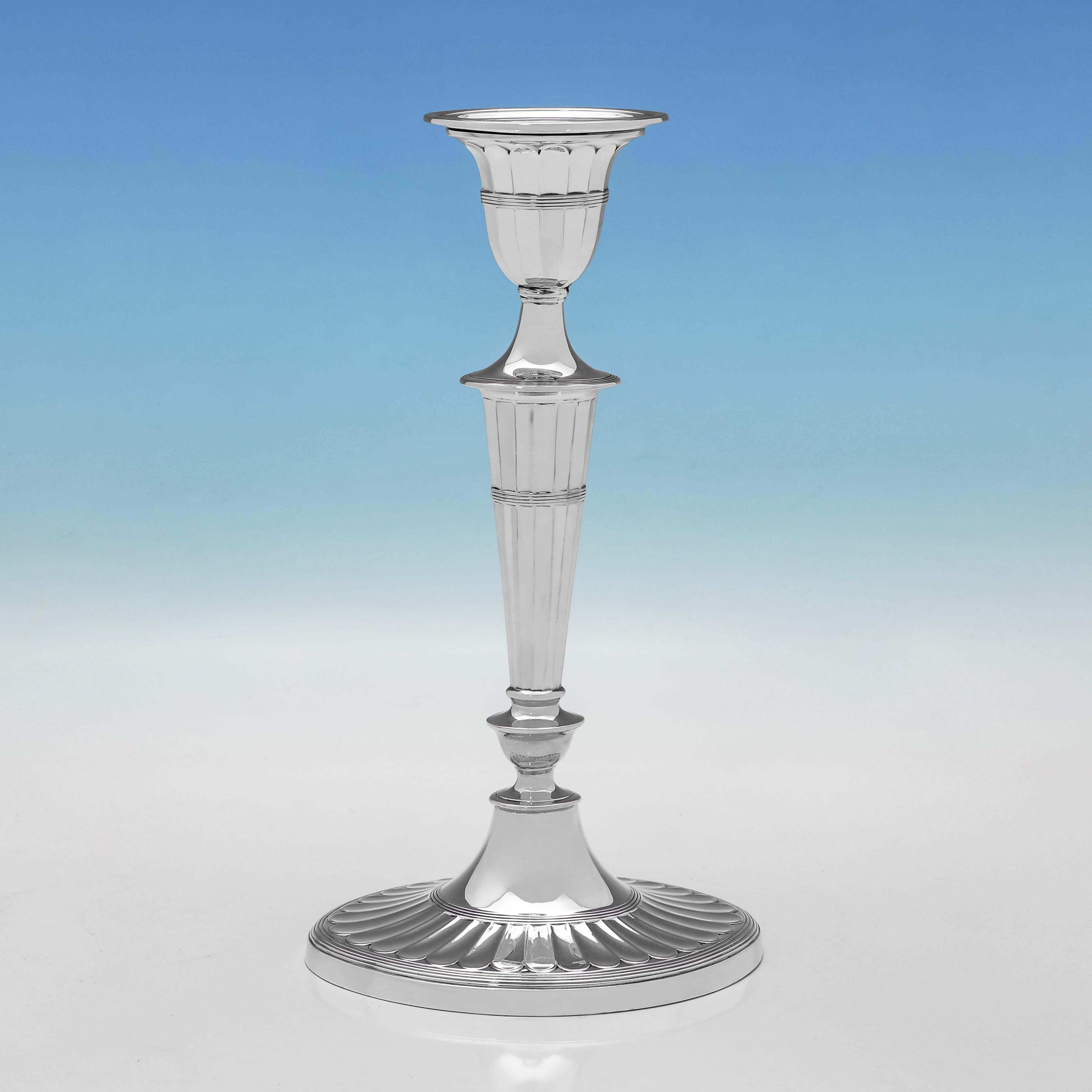 Marchiata a Sheffield nel 1898 da Hawksworth Eyres & Co., questa bella coppia di candelieri vittoriani in argento antico ha una forma ovale e presenta scanalature incassate e dettagli in canna. Ogni candeliere misura 11