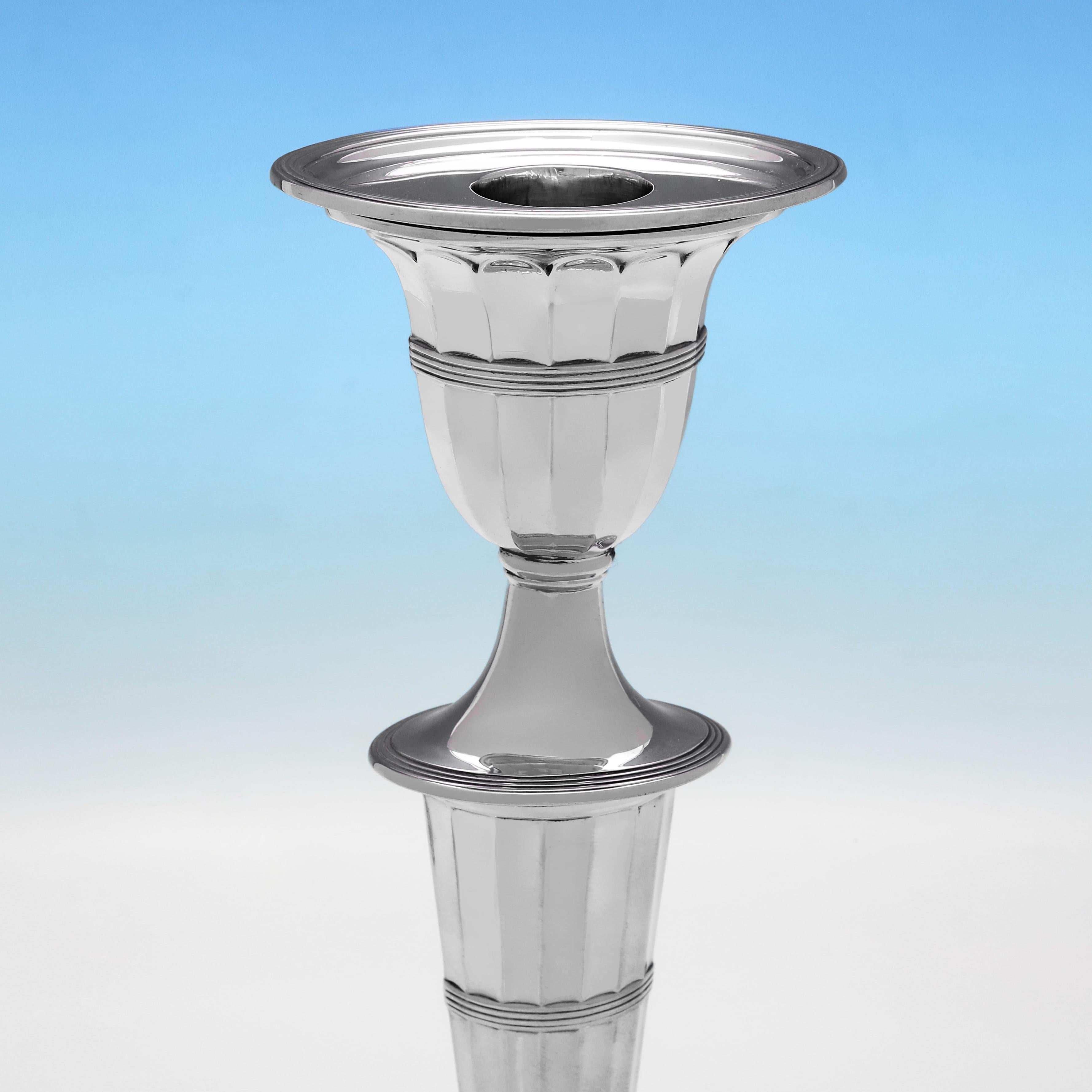 Inglese Coppia di candelabri vittoriani in argento sterling - Marchio di garanzia 1898 in vendita