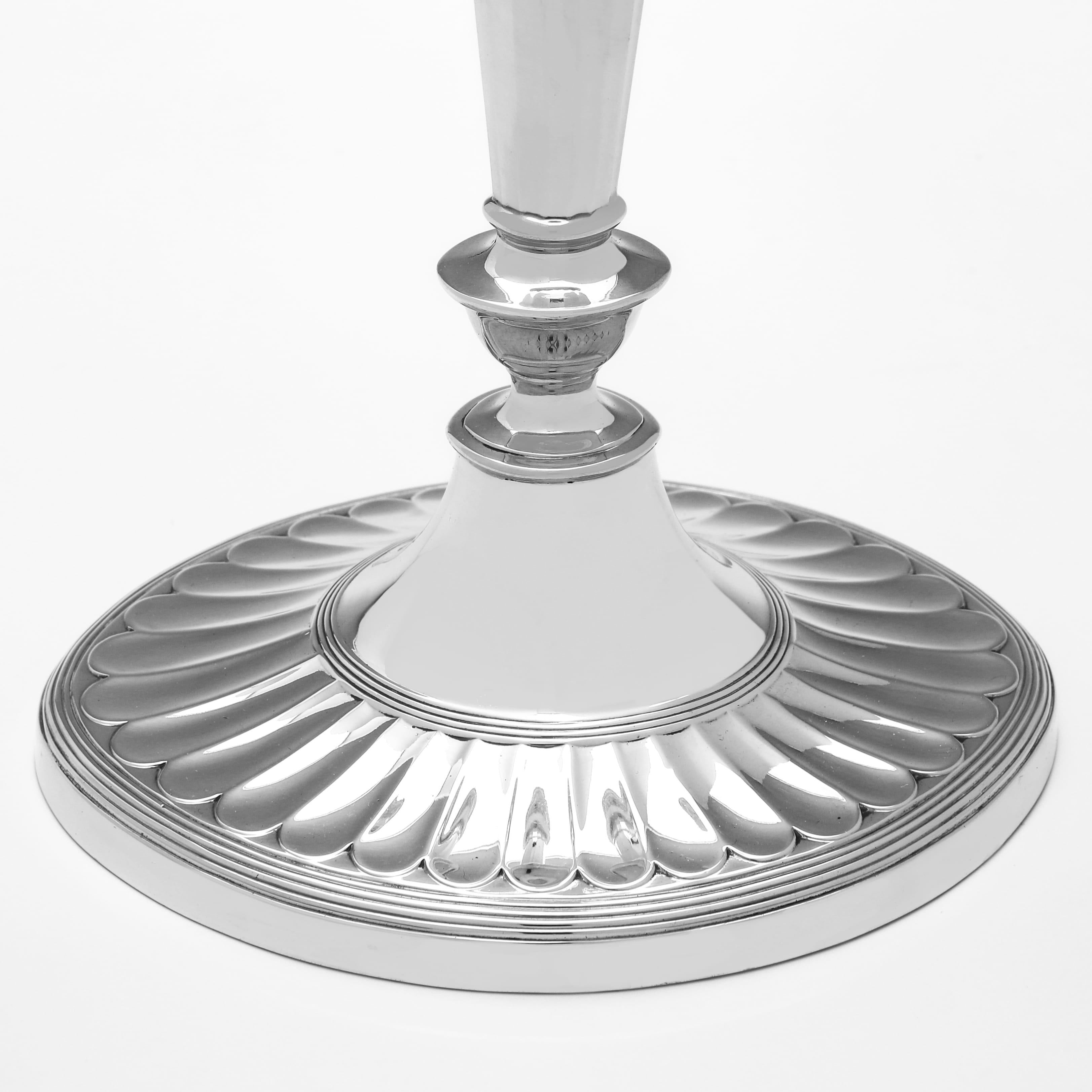Coppia di candelabri vittoriani in argento sterling - Marchio di garanzia 1898 In condizioni buone in vendita a London, London