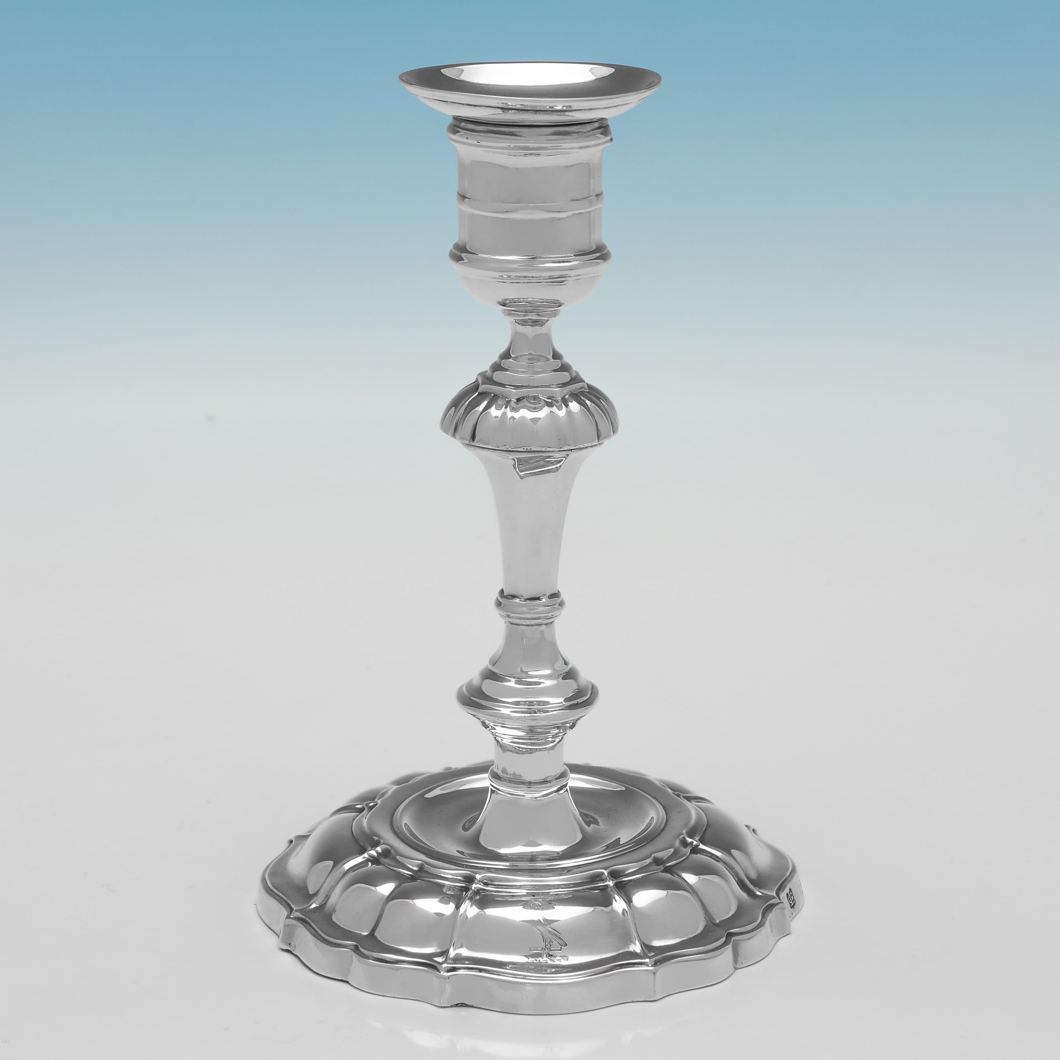 Marchiata a Londra nel 1900 da Lambert & Co., questa bella coppia di candelieri in argento antico, di epoca vittoriana, è dotata di beccucci rimovibili e di basi rotonde lobate. Ogni candeliere misura 6,5