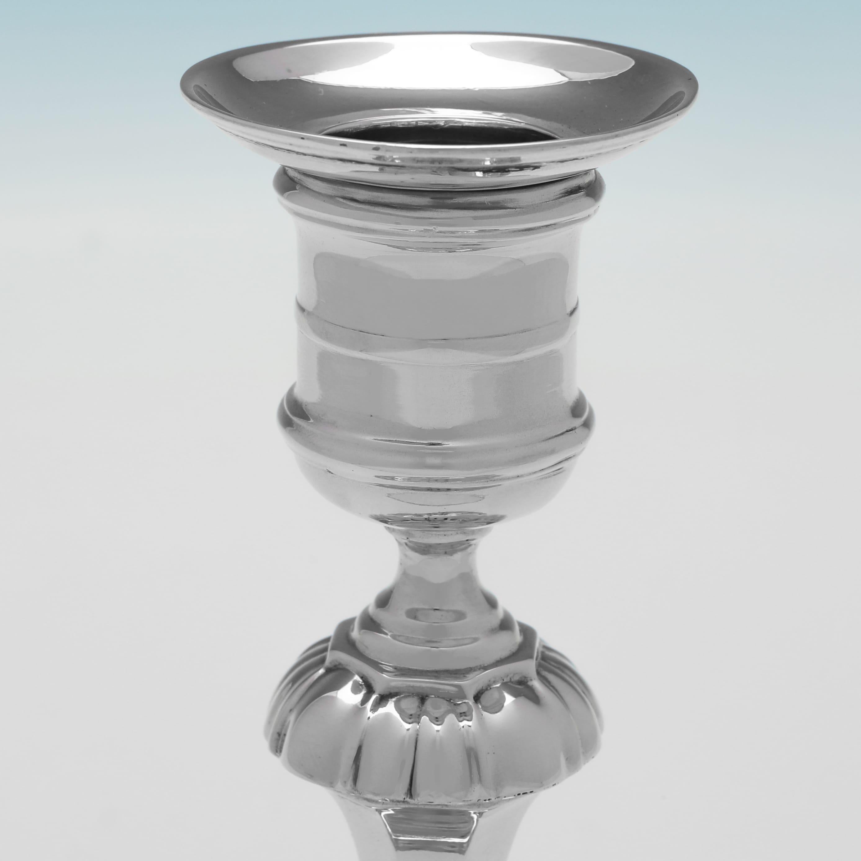 Inglese Coppia di candelieri vittoriani in argento sterling realizzati a Londra nel 1900 in vendita