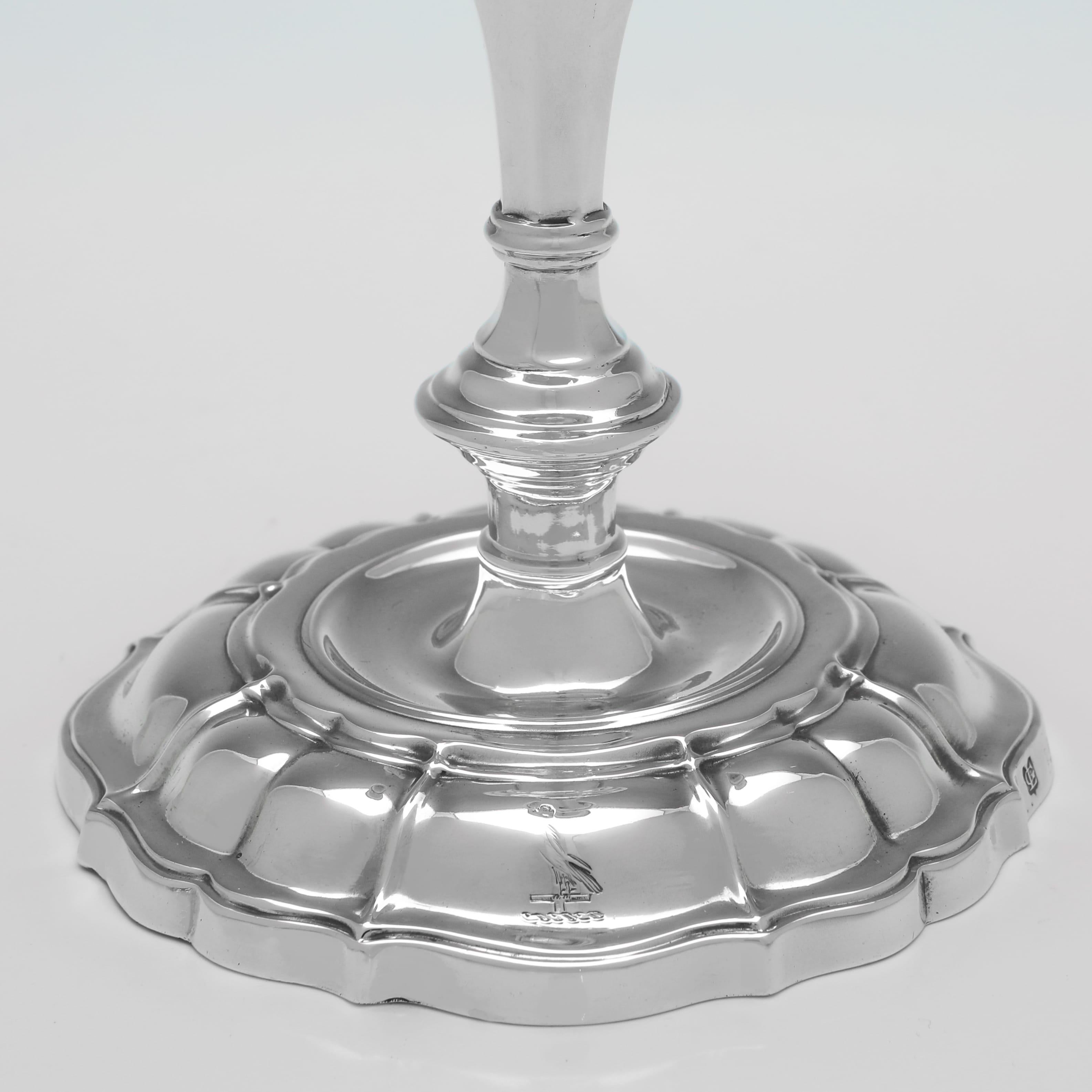 Coppia di candelieri vittoriani in argento sterling realizzati a Londra nel 1900 In condizioni buone in vendita a London, London