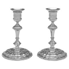 Pareja de candelabros victorianos de plata de ley fabricados en Londres en 1900