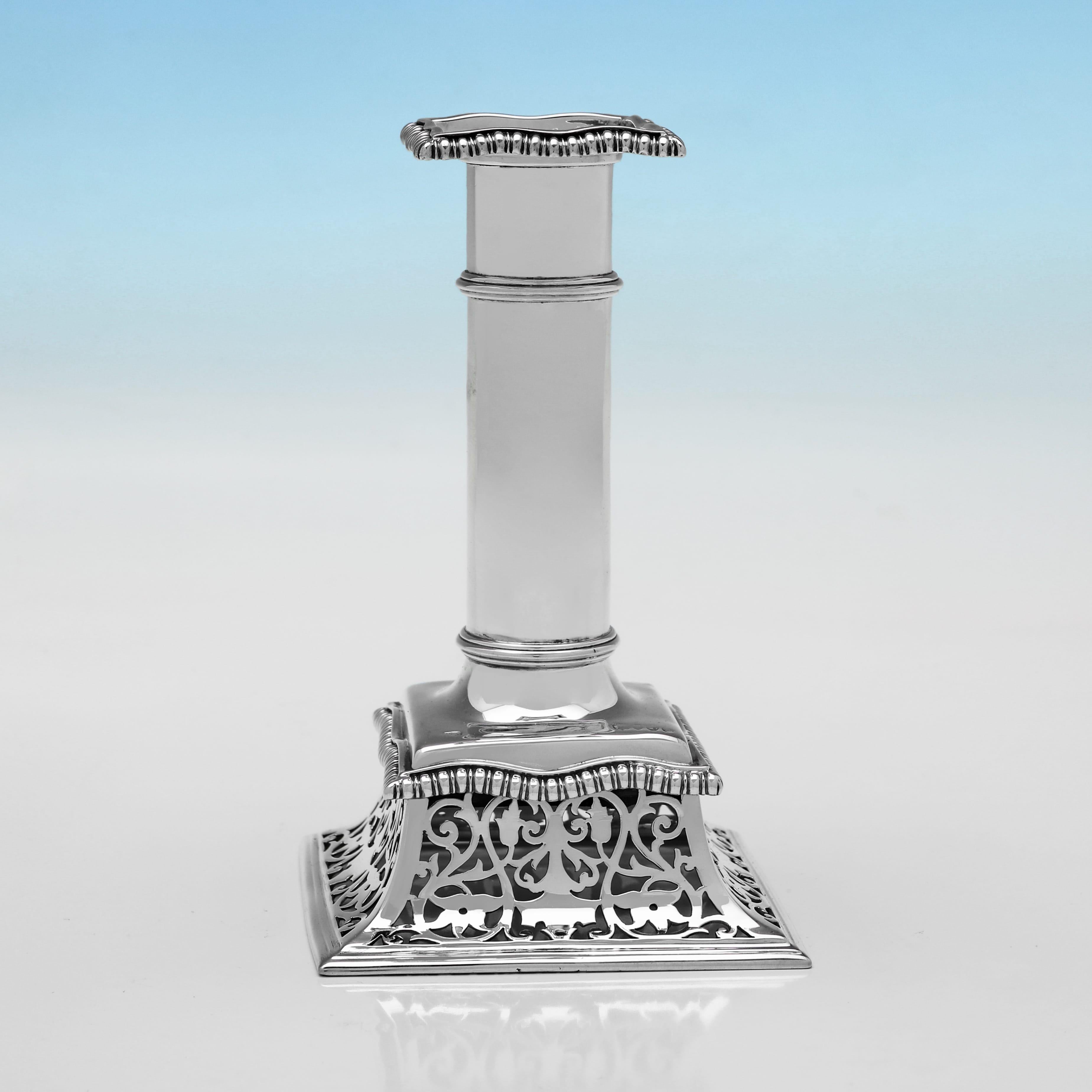 Marchiata a Londra nel 1886 da William Leuchars, questa attraente coppia di candelieri vittoriani antichi in argento sterling presenta decorazioni traforate alla base e bordi a gadroon. Ogni candeliere misura 6,25