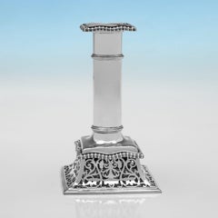 Paar viktorianische Kerzenständer aus Sterlingsilber mit dekorativen durchbrochenen Sockeln