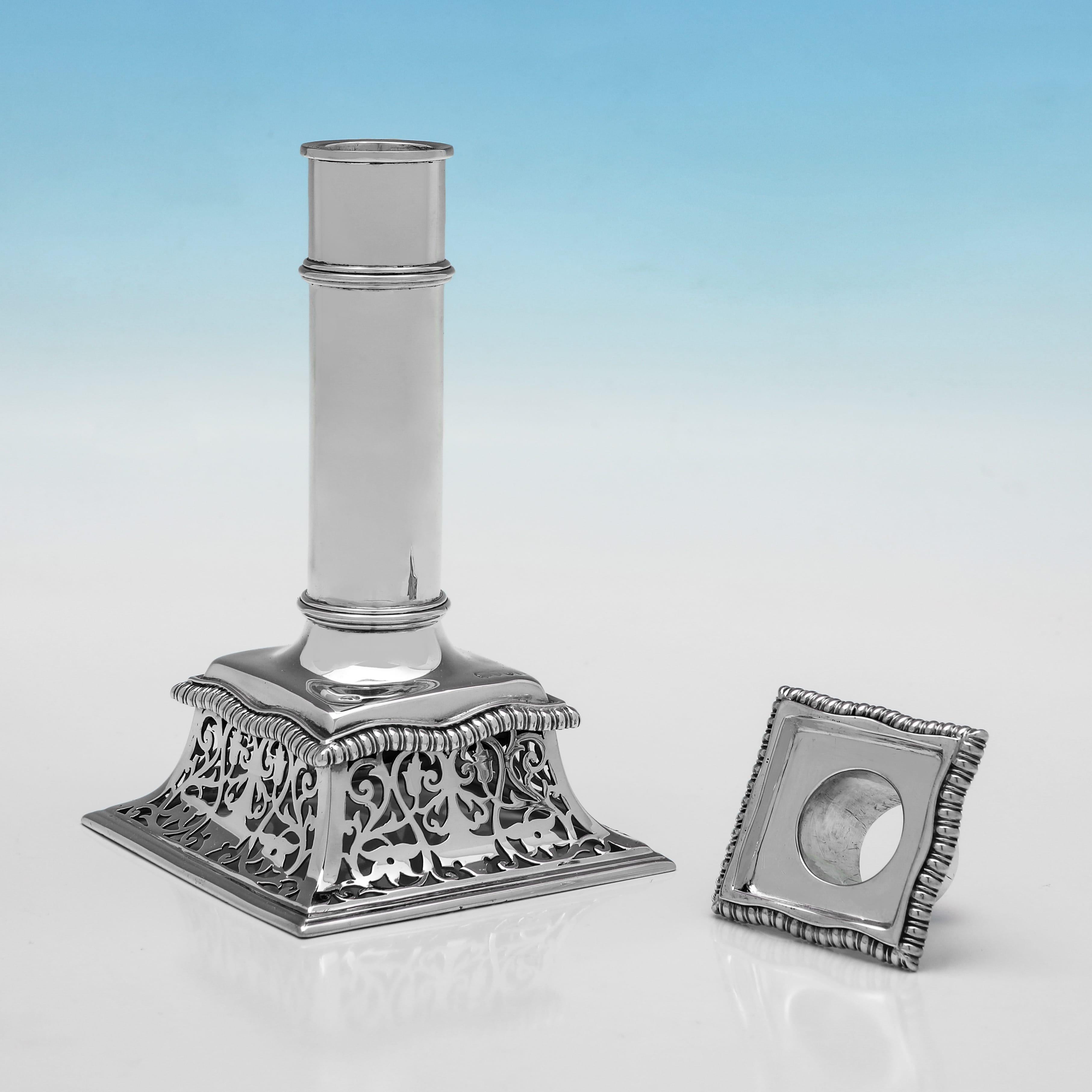 Vittoriano Coppia di candelabri vittoriani in argento sterling con base decorativa forata in vendita
