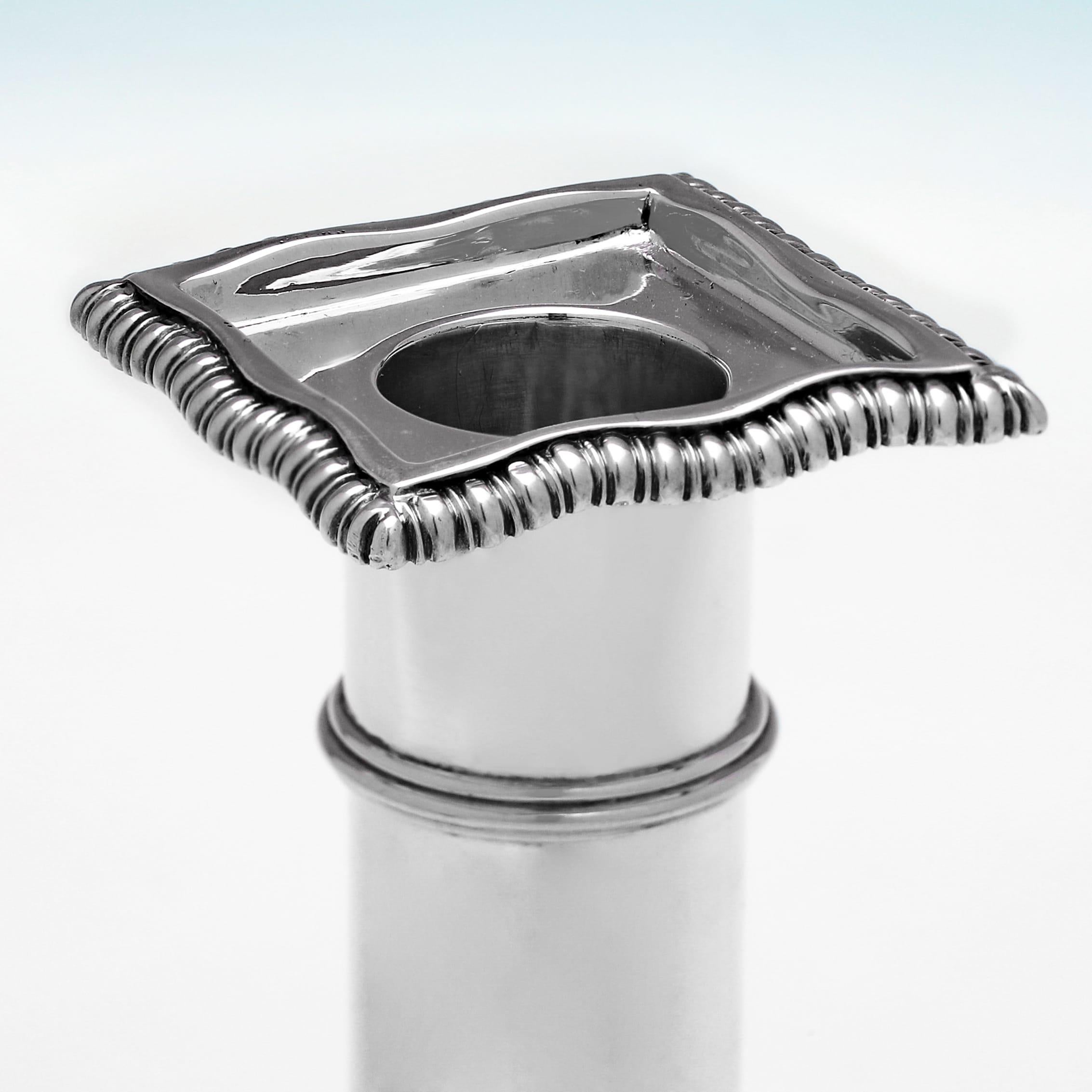 Inglese Coppia di candelabri vittoriani in argento sterling con base decorativa forata in vendita
