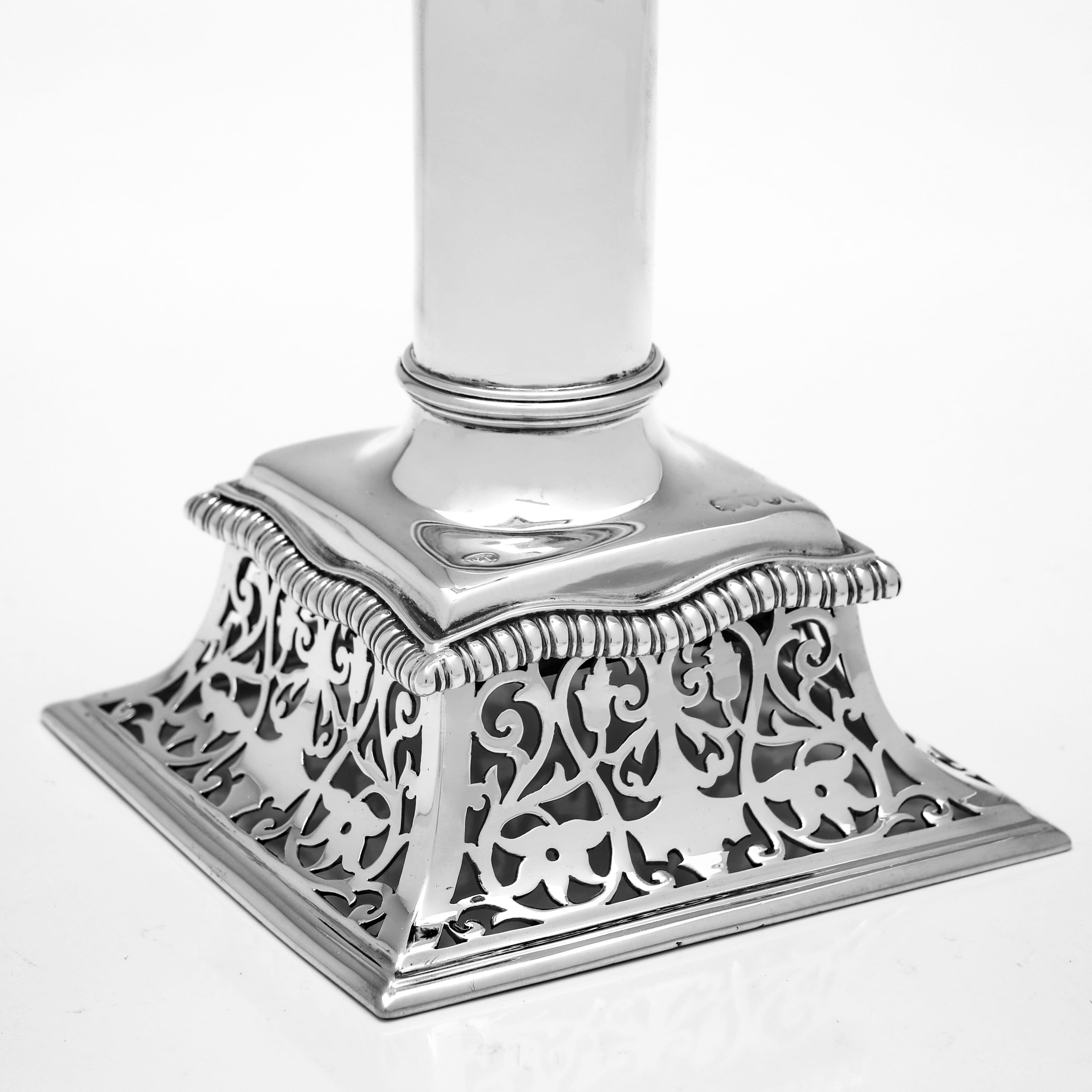 Coppia di candelabri vittoriani in argento sterling con base decorativa forata In condizioni buone in vendita a London, London