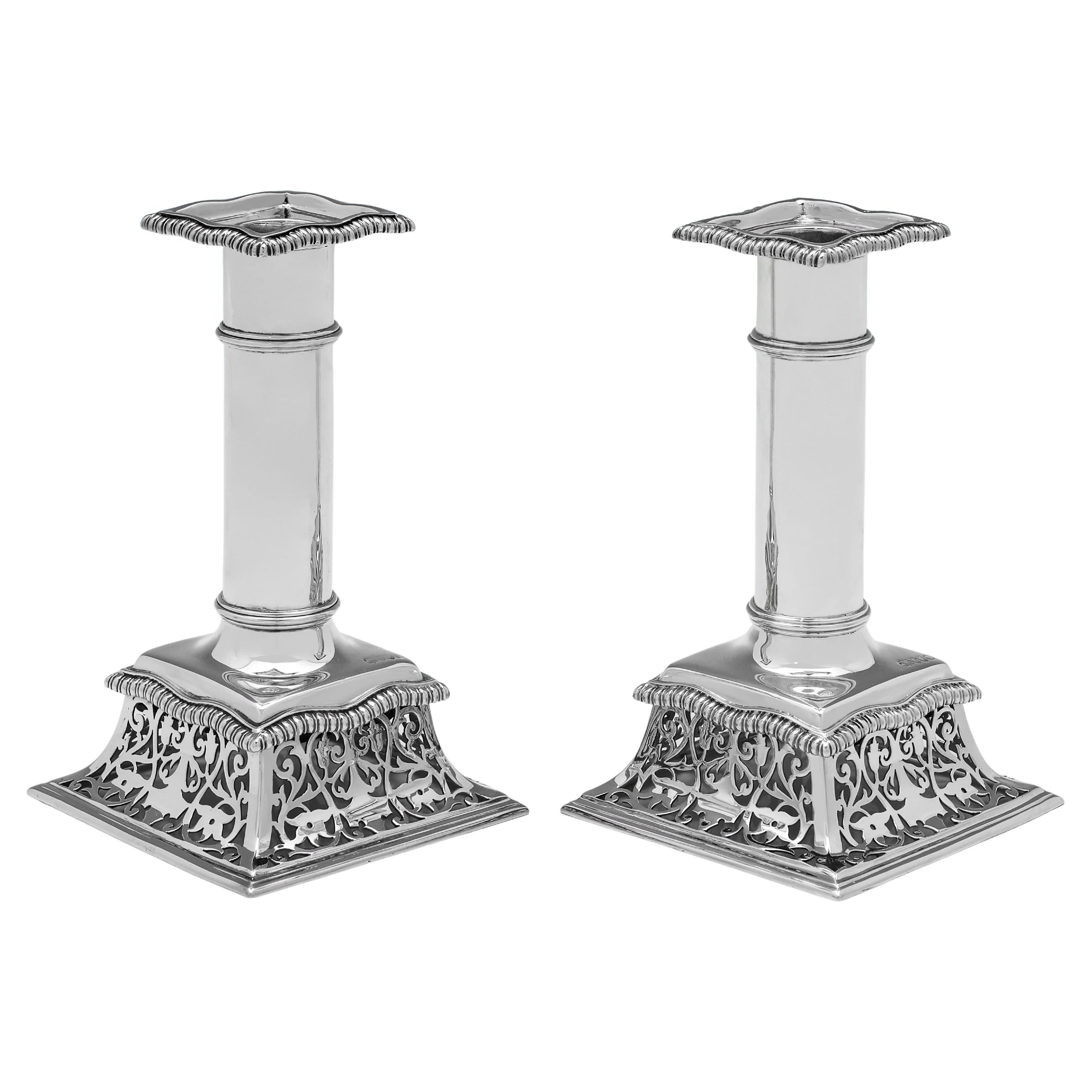 Coppia di candelabri vittoriani in argento sterling con base decorativa forata
