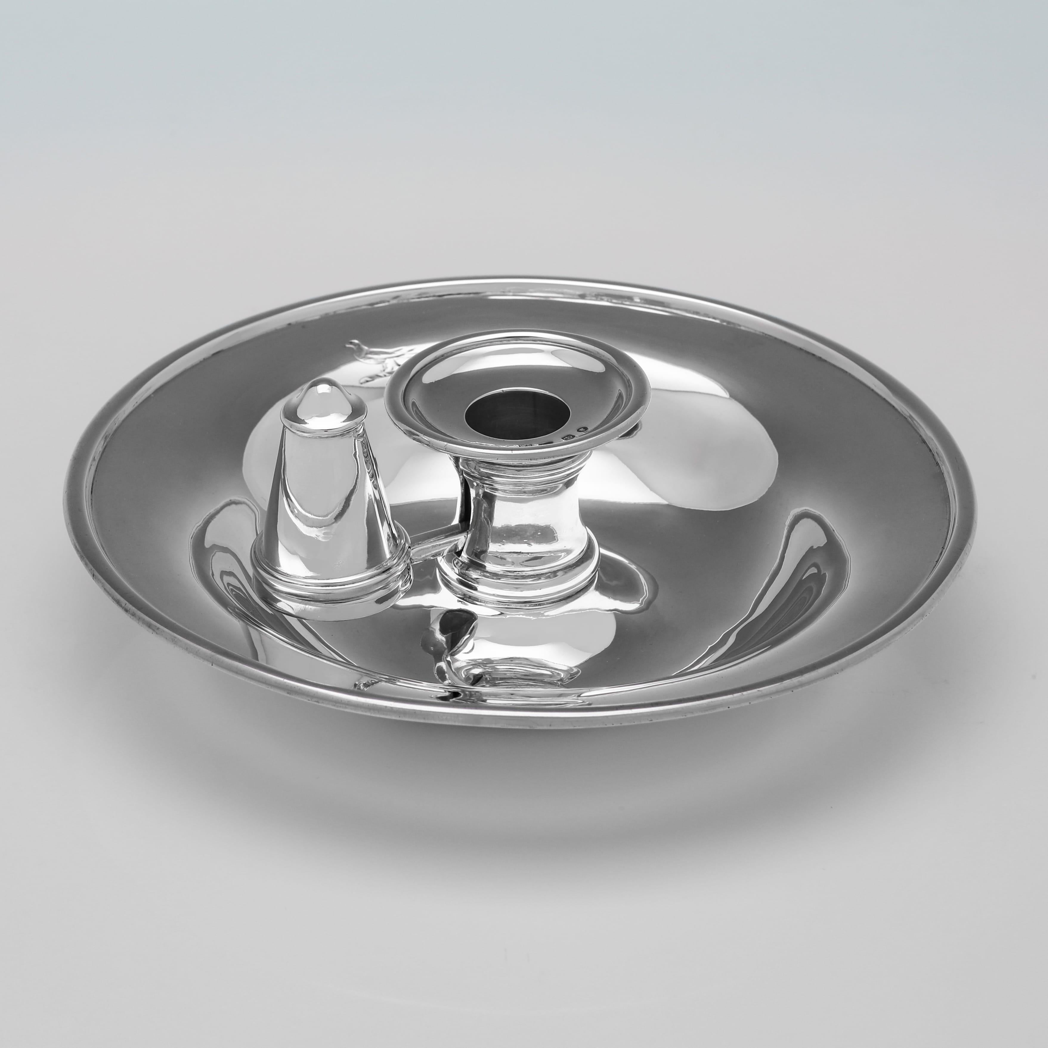 Marchiata a Sheffield nel 1873 da William & Henry Stratford, questa bella coppia di camerieri antichi in argento sterling di epoca vittoriana ha un design semplice, con dettagli in canna e stemmi incisi. Ogni bastone da camera misura 2,25