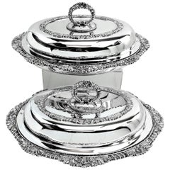 Paire d'anciennes assiettes à dîner / plats de service victoriens en argent sterling 1843 