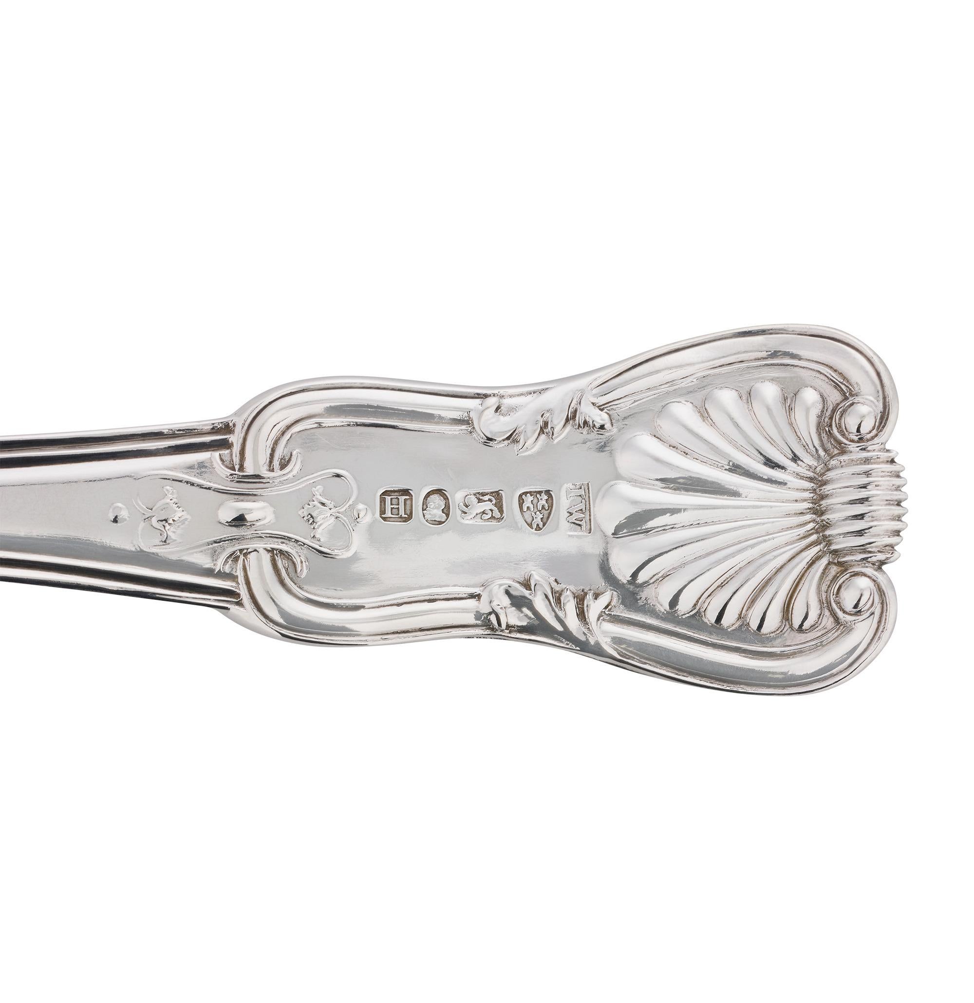 Inglese Coppia di cucchiai da portata vittoriani in argento sterling in vendita