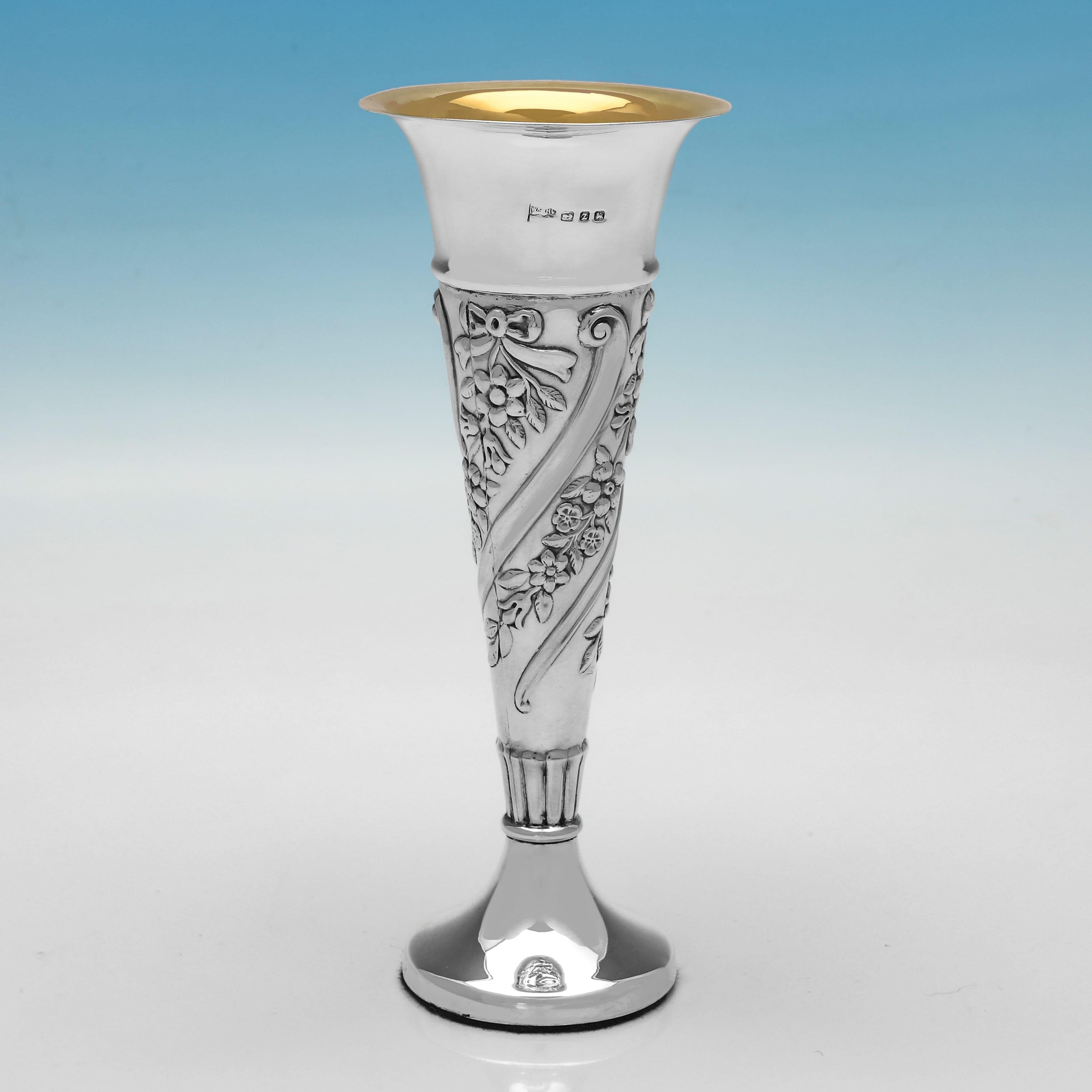 Marchiata a Birmingham nel 1899 da Walker & Hall, questa attraente coppia di vasi vittoriani in argento sterling antico presenta decorazioni a cesello sul corpo. Ogni vaso misura 7