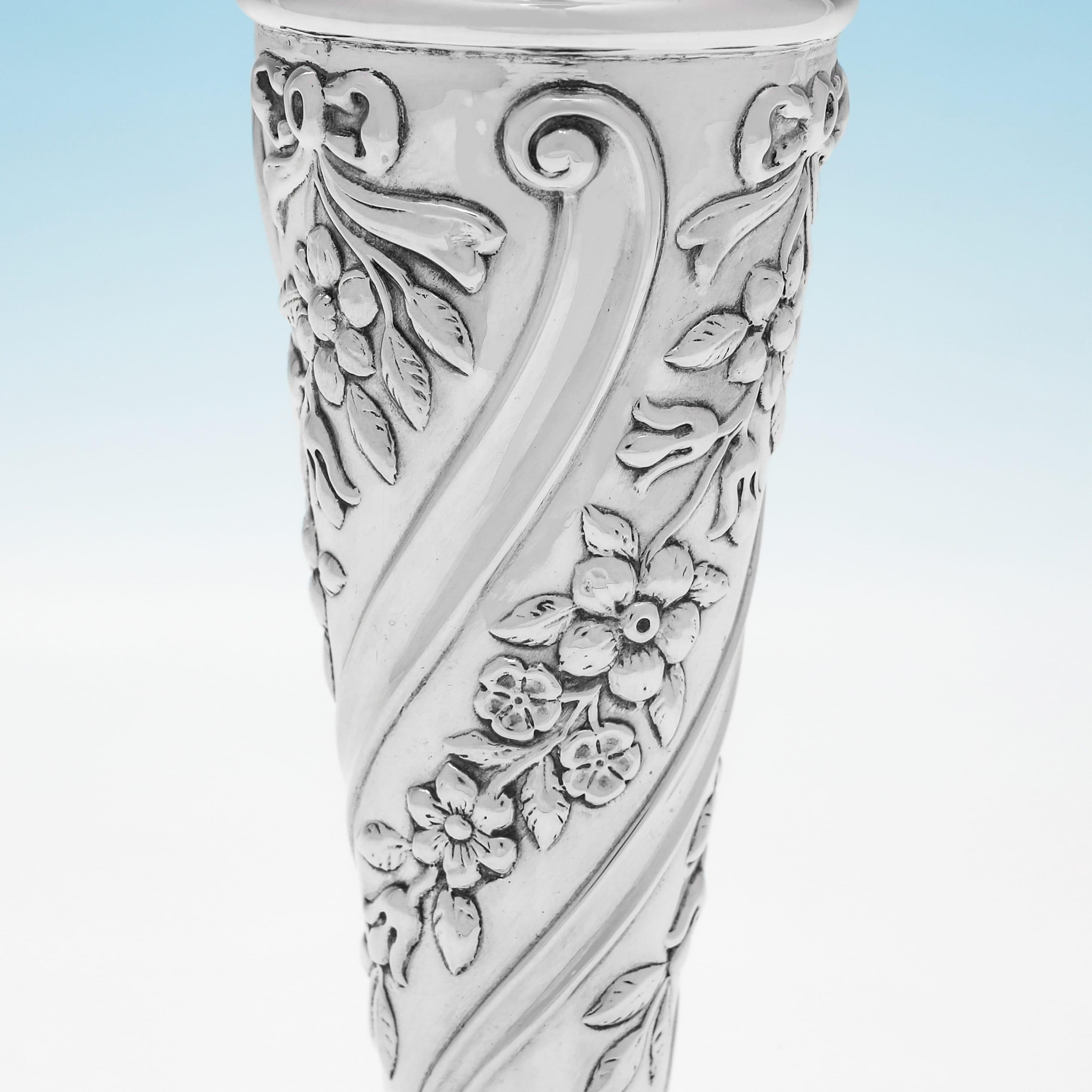 Vittoriano Coppia di vasi vittoriani in argento sterling di Walker & Hall realizzati nel 1899 in vendita