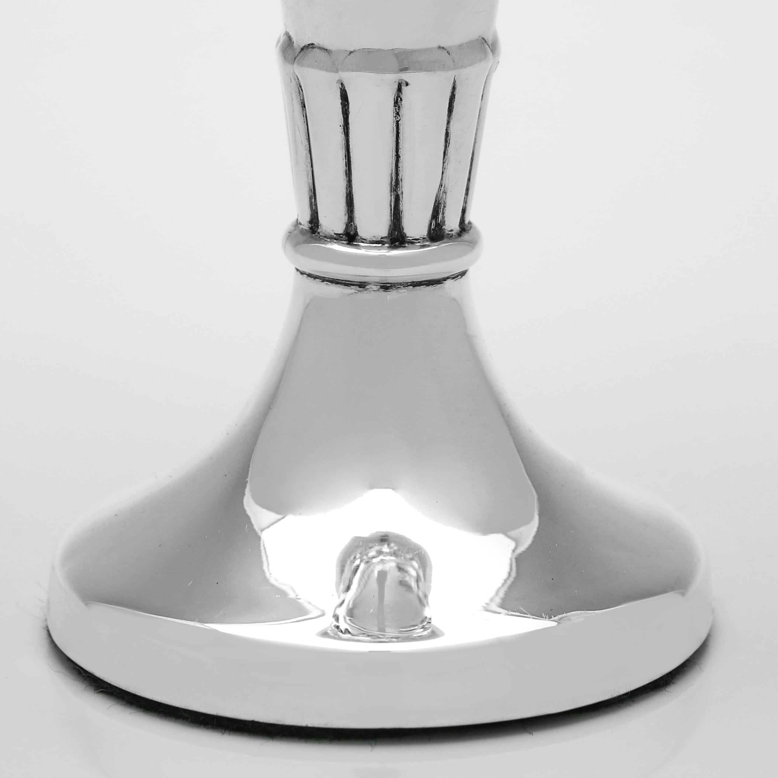 Inglese Coppia di vasi vittoriani in argento sterling di Walker & Hall realizzati nel 1899 in vendita