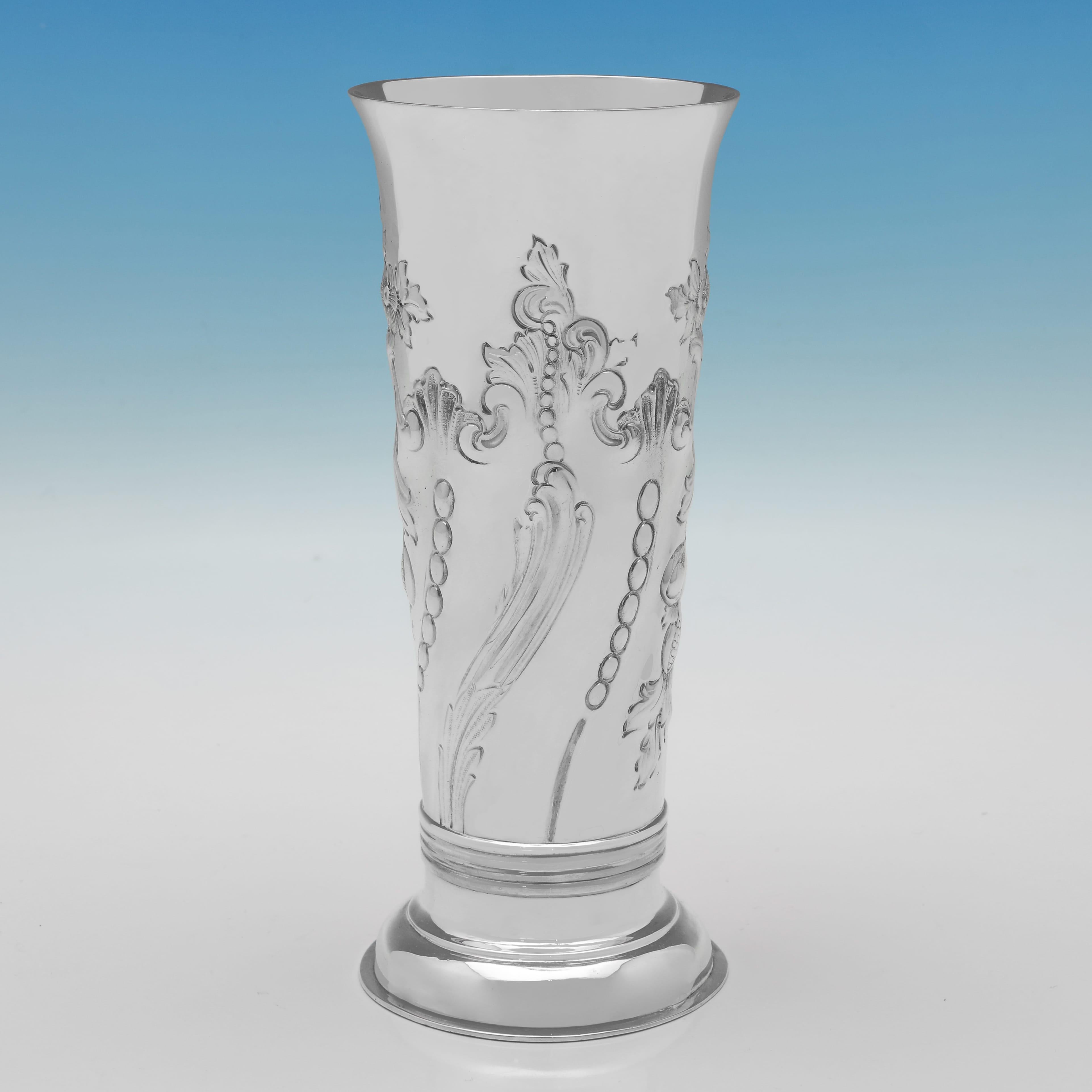 Marchiata a Londra nel 1897 da Charles Stuart Harris, questa attraente coppia di vasi antichi in argento sterling presenta decorazioni a cesello sul corpo e dettagli in canna. 

Ogni vaso misura 9