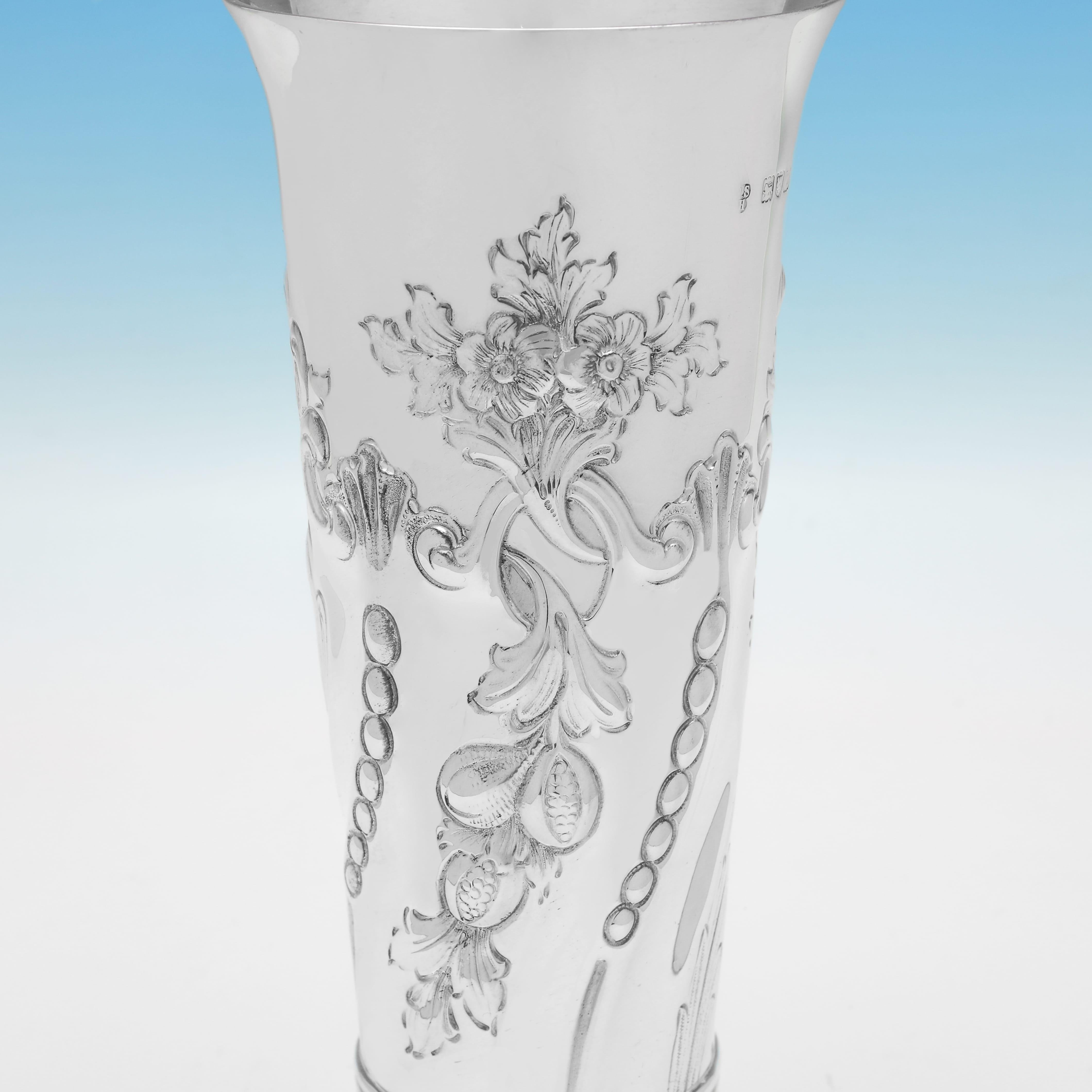 Vittoriano Coppia di vasi vittoriani in argento sterling realizzati a Londra nel 1897 da C.S. Harris in vendita