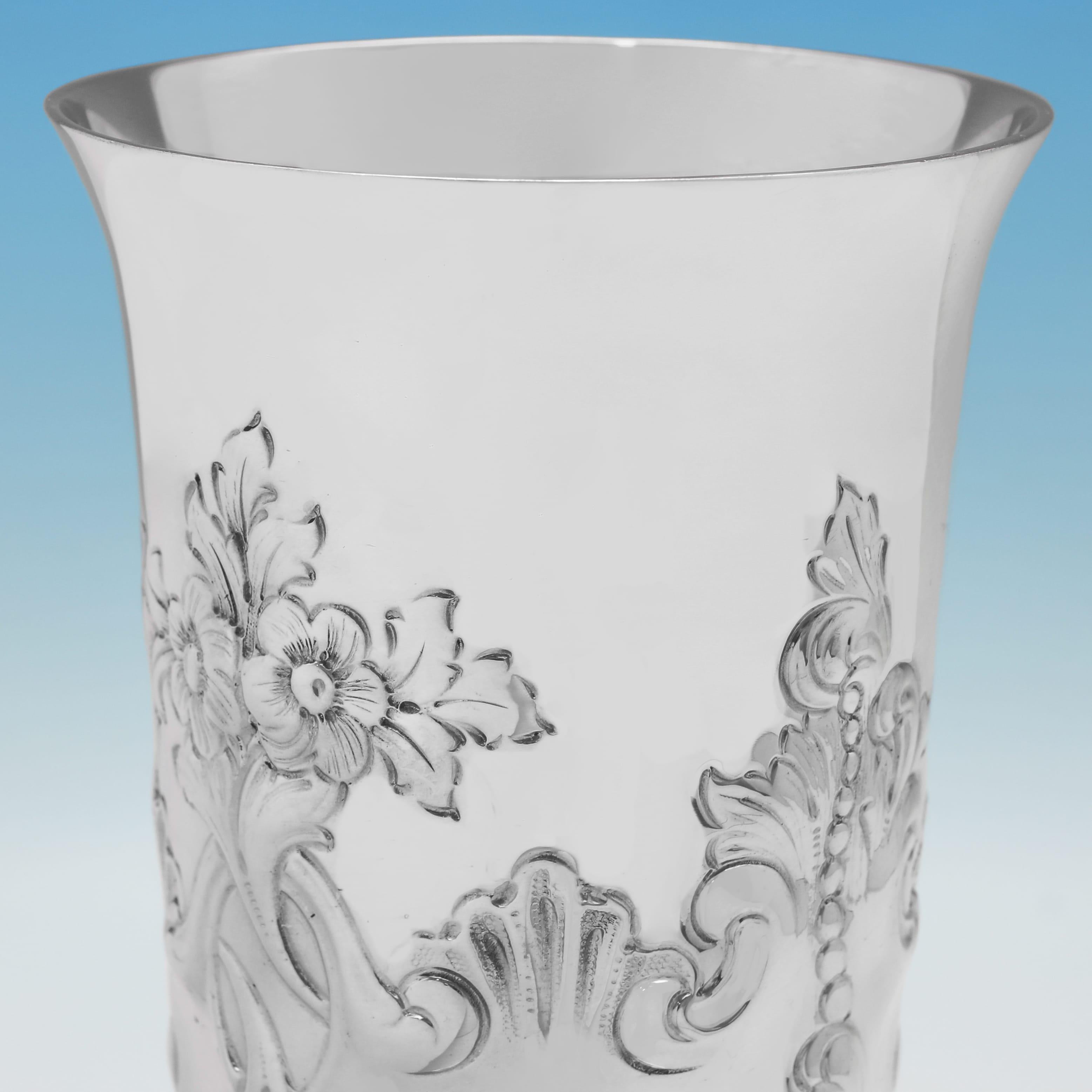 Inglese Coppia di vasi vittoriani in argento sterling realizzati a Londra nel 1897 da C.S. Harris in vendita