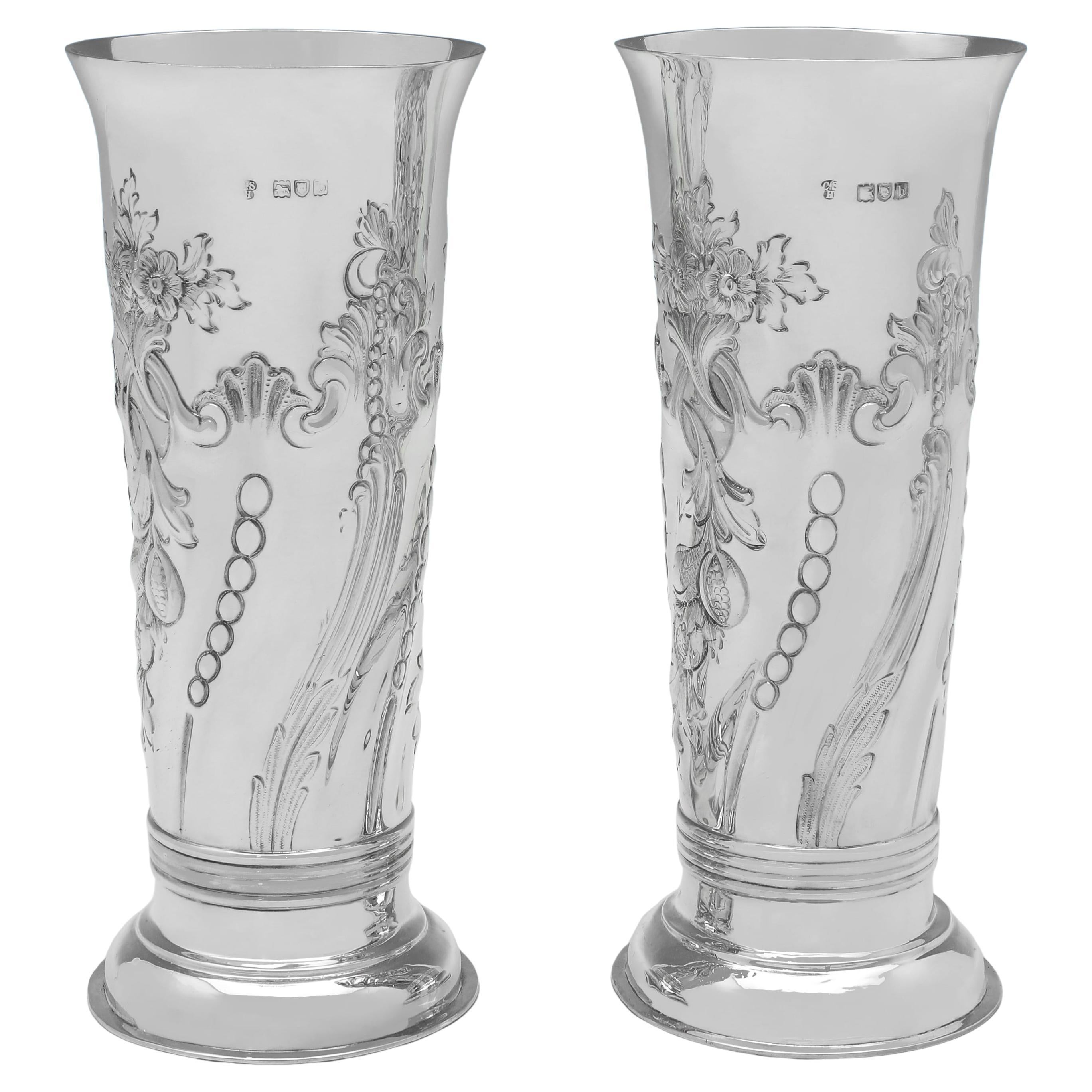 Coppia di vasi vittoriani in argento sterling realizzati a Londra nel 1897 da C.S. Harris