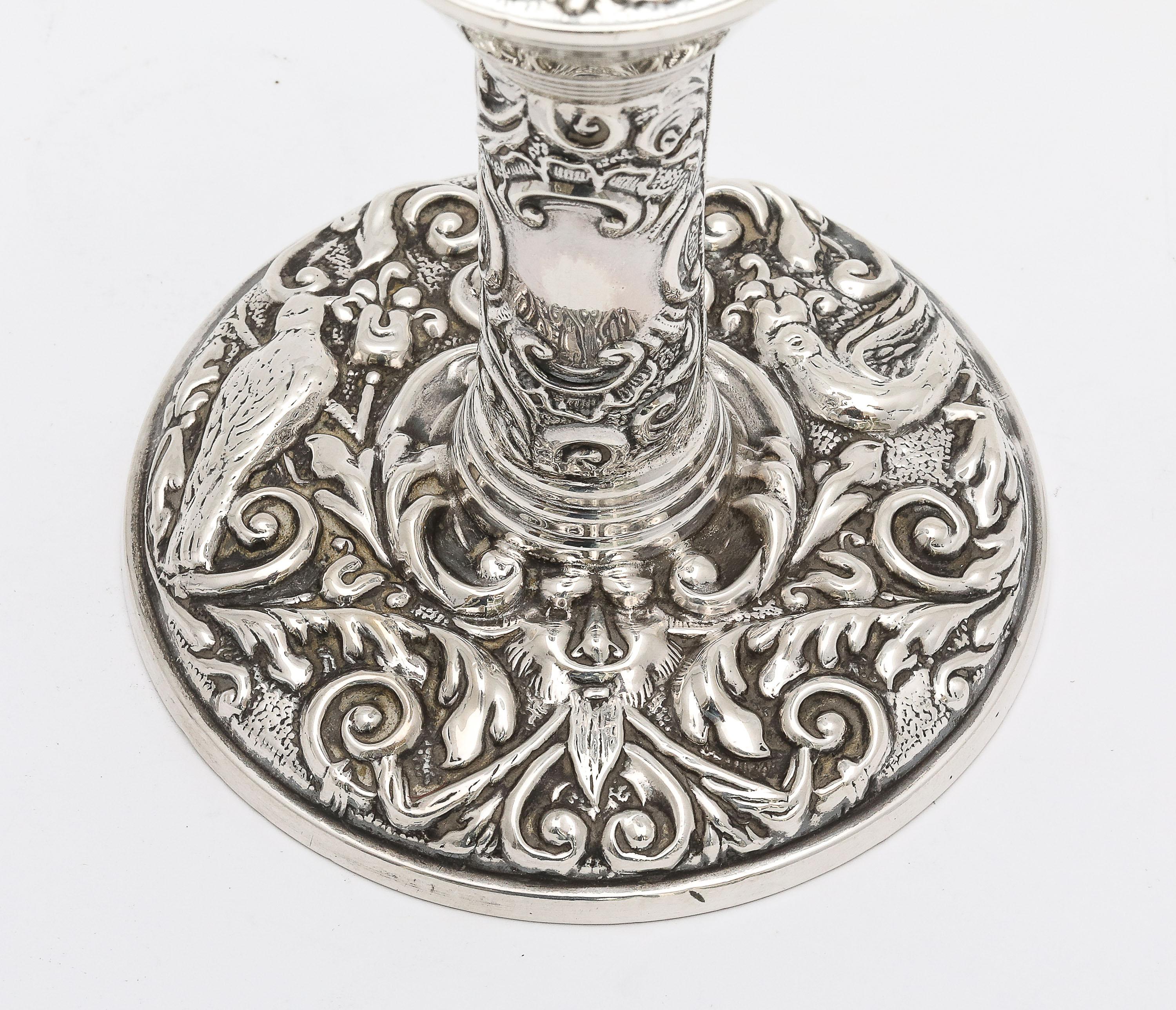 Coppia di candelieri in argento in stile vittoriano in vendita 3