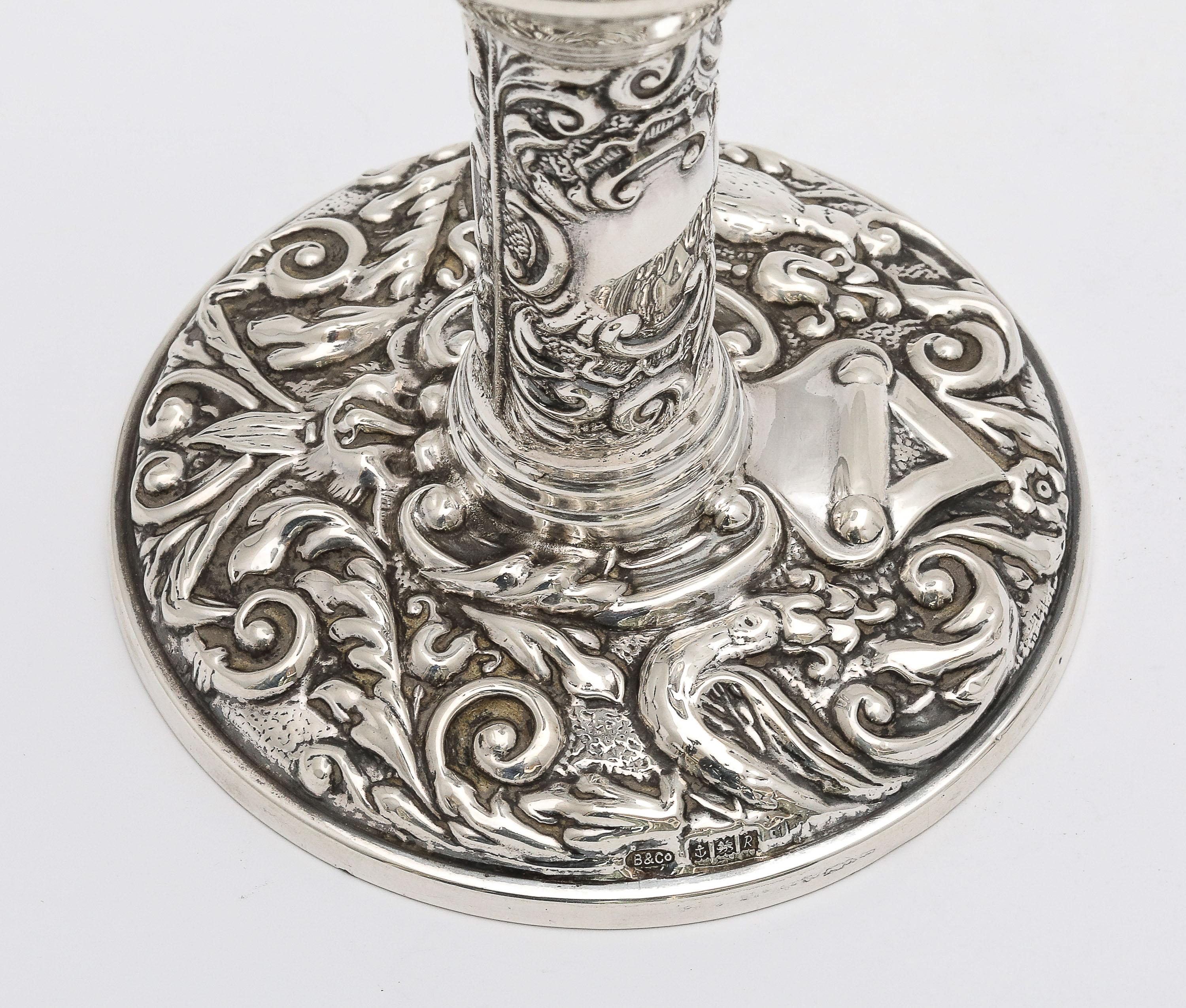 Coppia di candelieri in argento in stile vittoriano in vendita 4