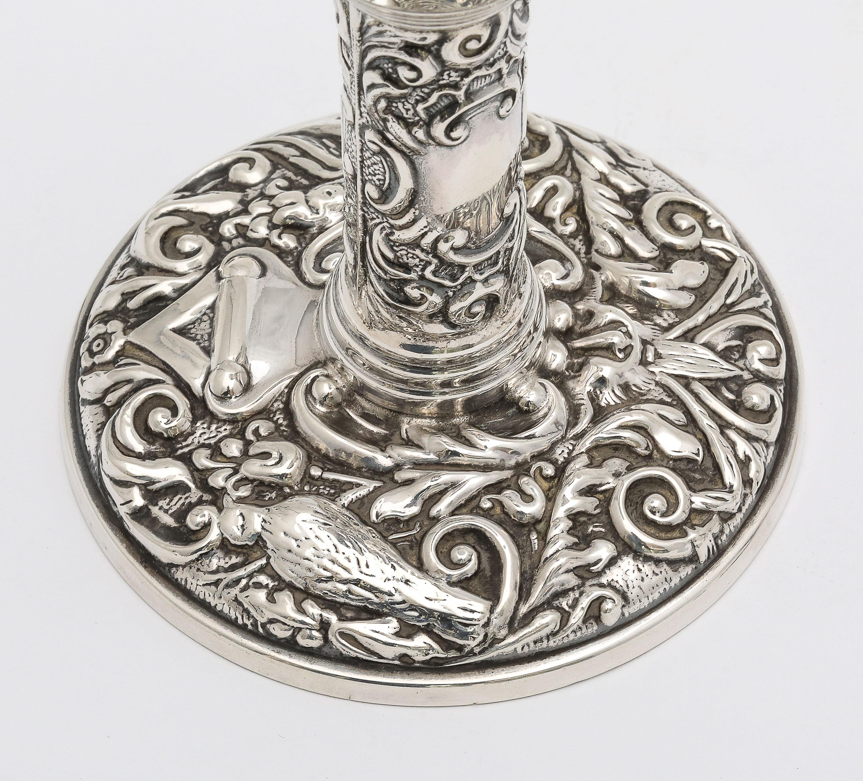 Coppia di candelieri in argento in stile vittoriano in vendita 5