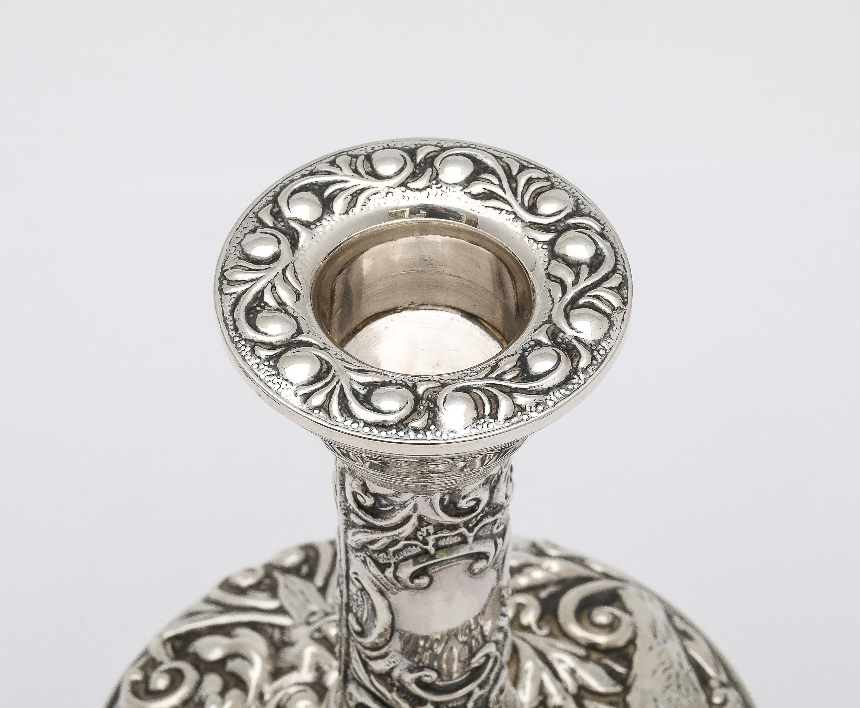 Coppia di candelieri in argento in stile vittoriano in vendita 6