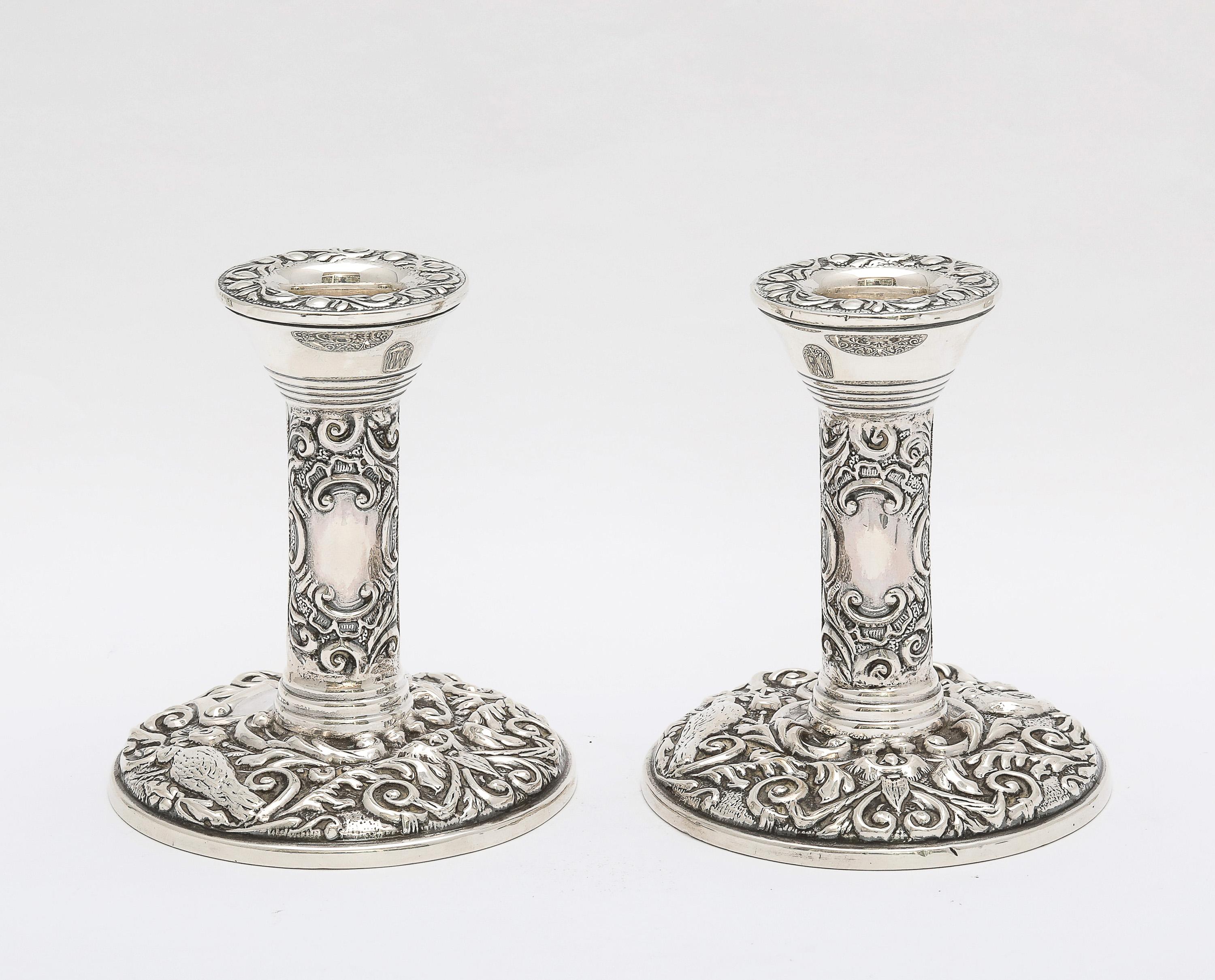 Coppia di candelieri in argento sterling in stile vittoriano, Birmingham, Inghilterra, con marchio dell'anno 1995, W. I. Broadway & Co., Ltd.. - creatori. Ogni candeliere è decorato in stile vittoriano con motivi di uccelli, foglie, volute, etc.. Il