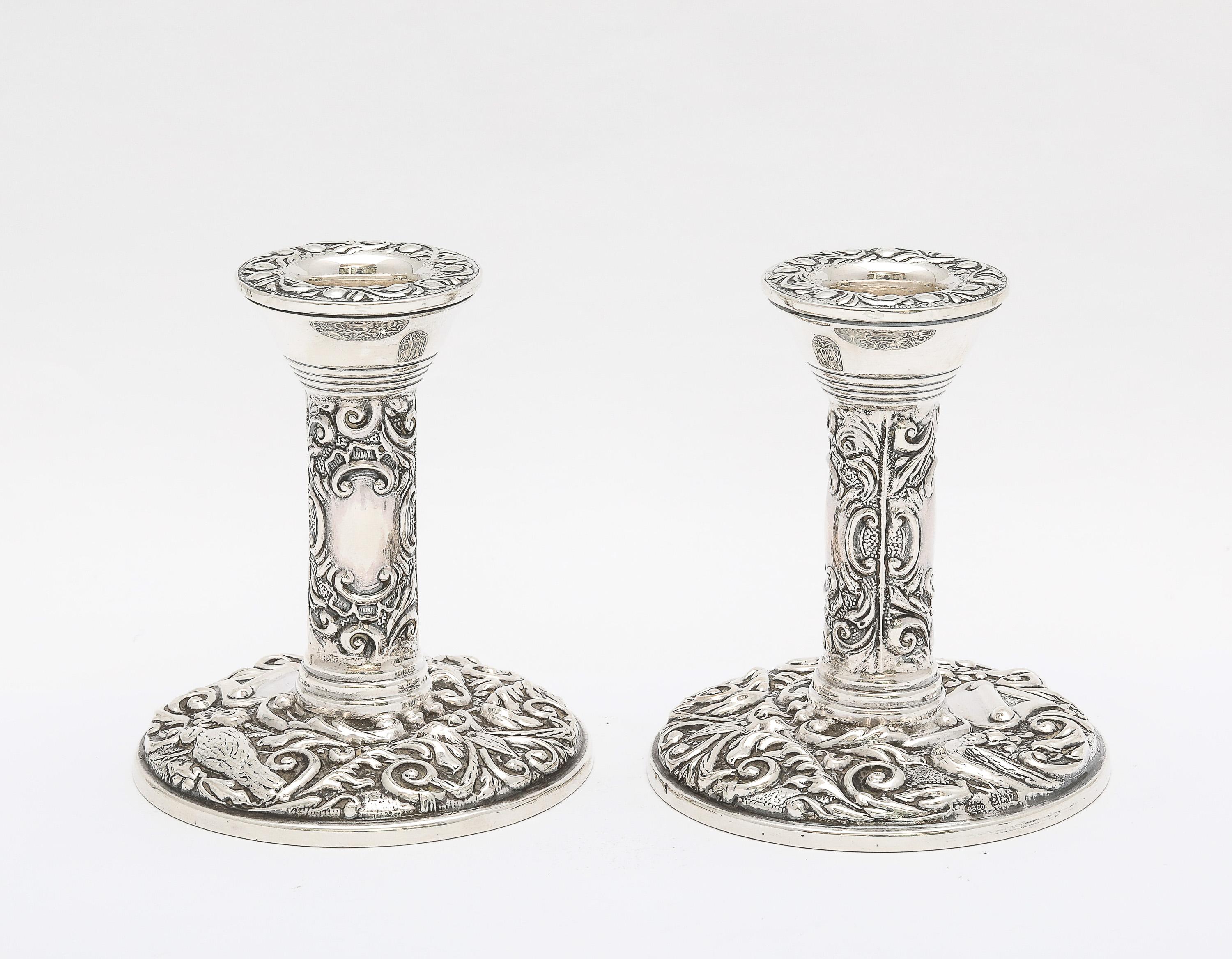 Vittoriano Coppia di candelieri in argento in stile vittoriano in vendita