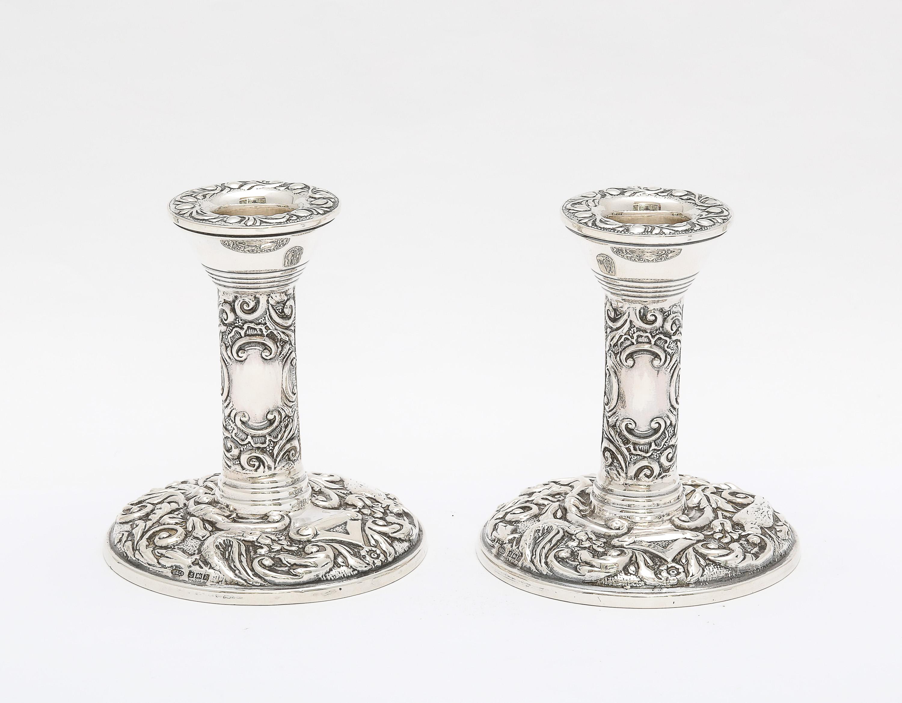 Coppia di candelieri in argento in stile vittoriano In condizioni buone in vendita a New York, NY