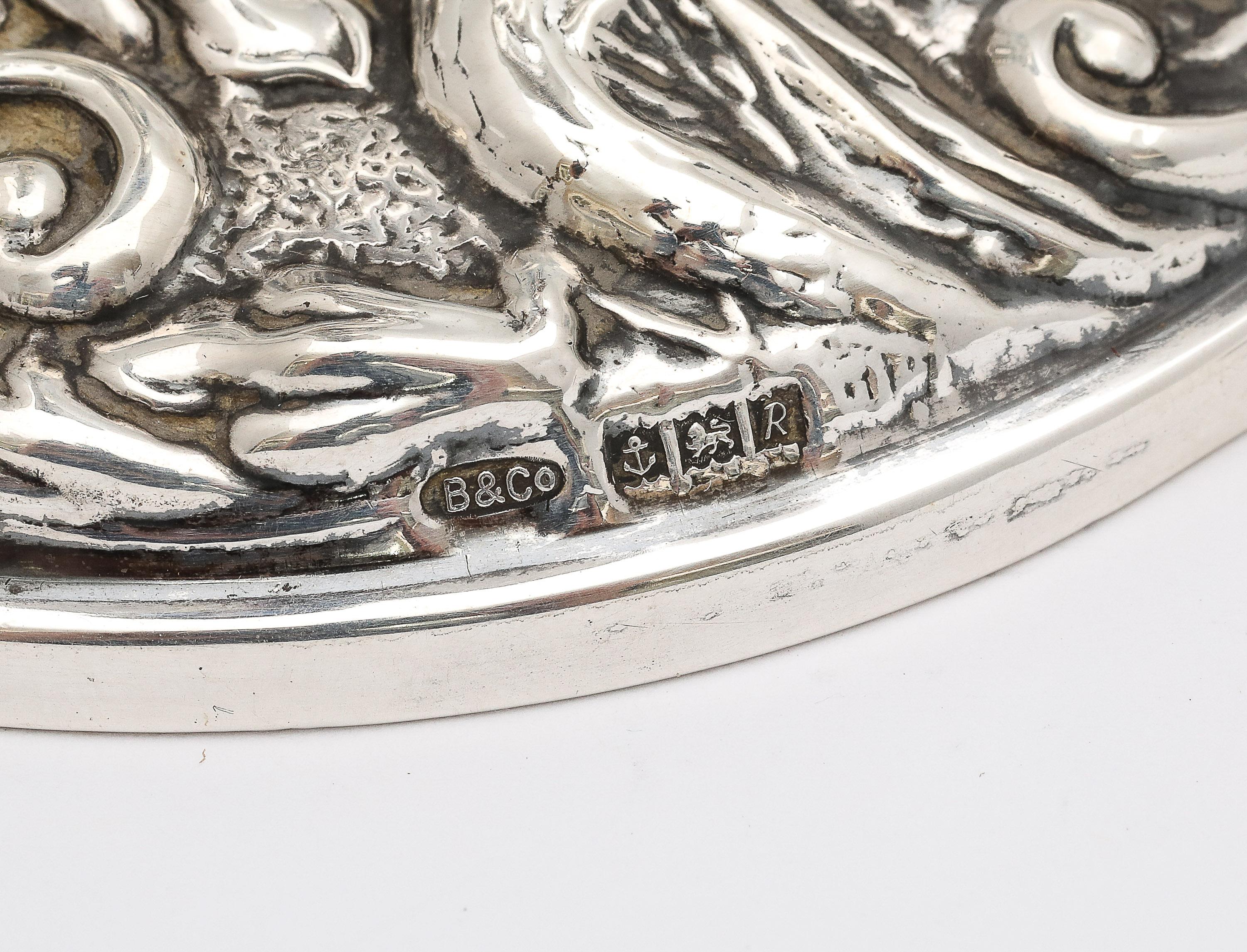 Fine XX secolo Coppia di candelieri in argento in stile vittoriano in vendita