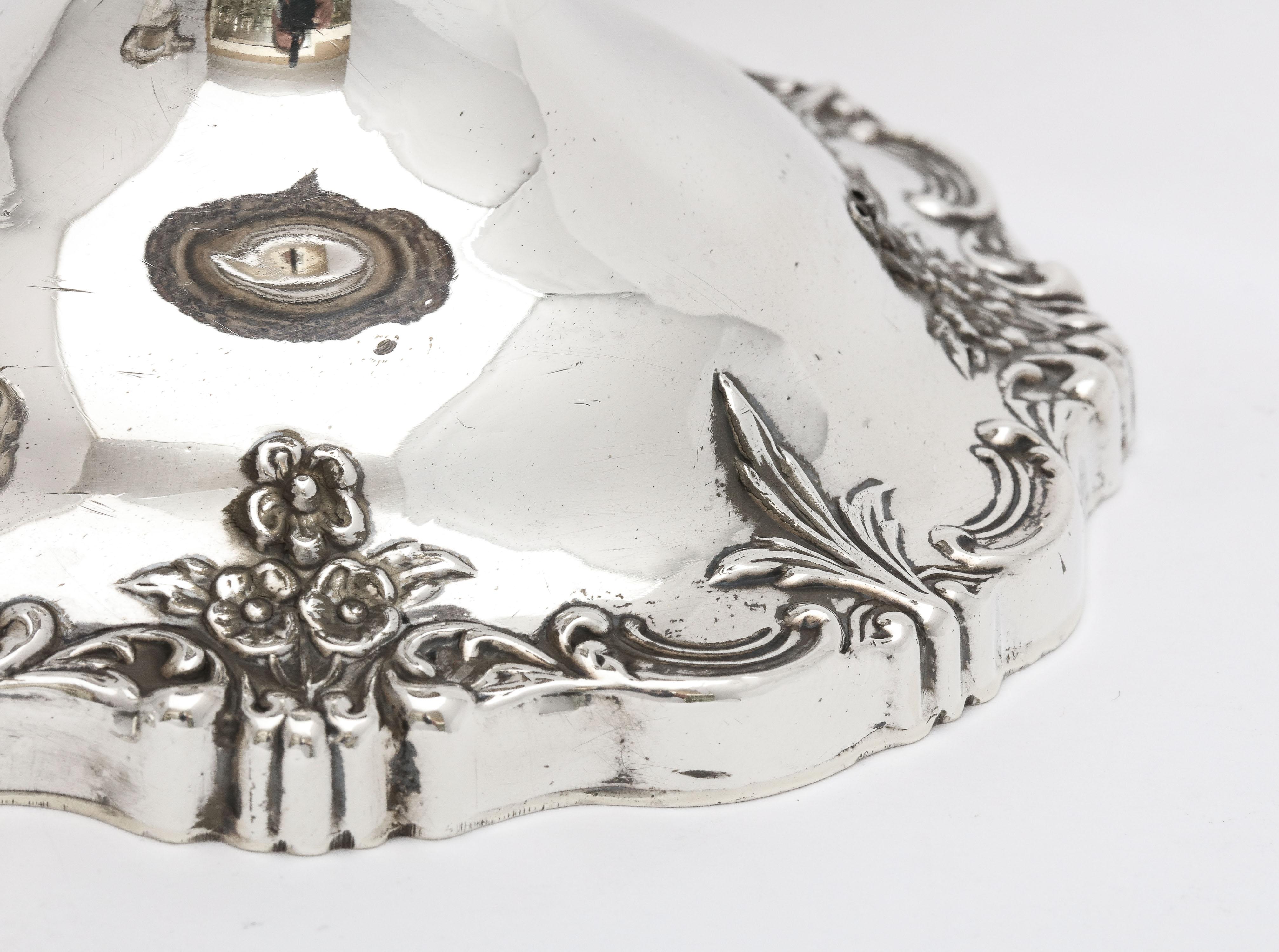 Pareja de candelabros de plata de ley de estilo victoriano Plata esterlina en venta