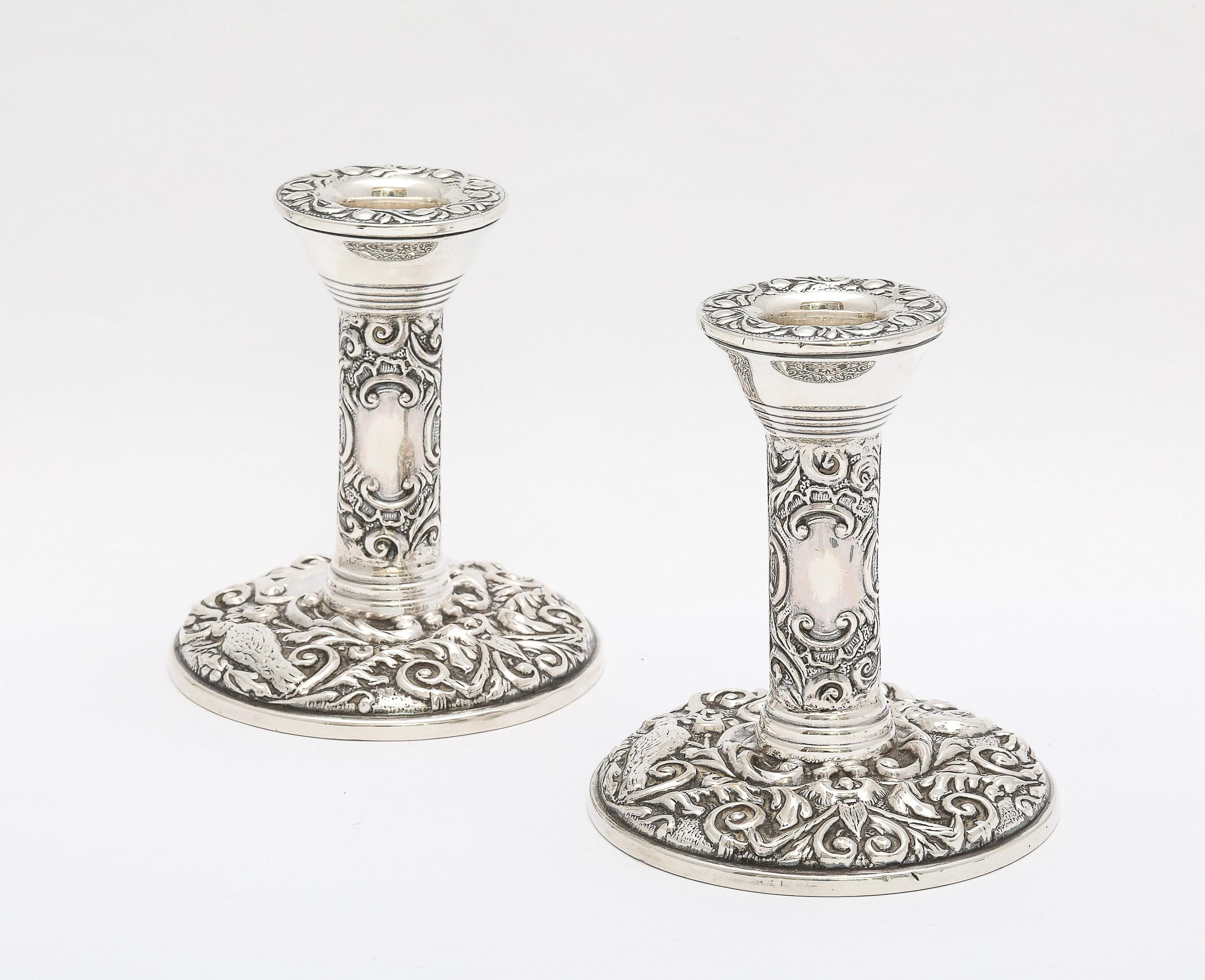 Coppia di candelieri in argento in stile vittoriano in vendita 1