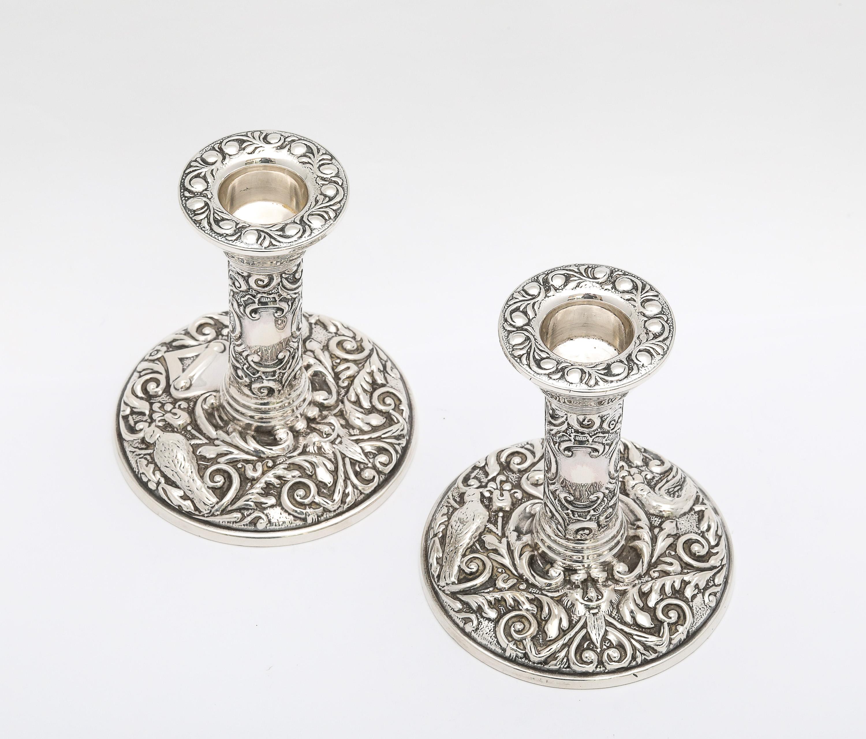 Coppia di candelieri in argento in stile vittoriano in vendita 2