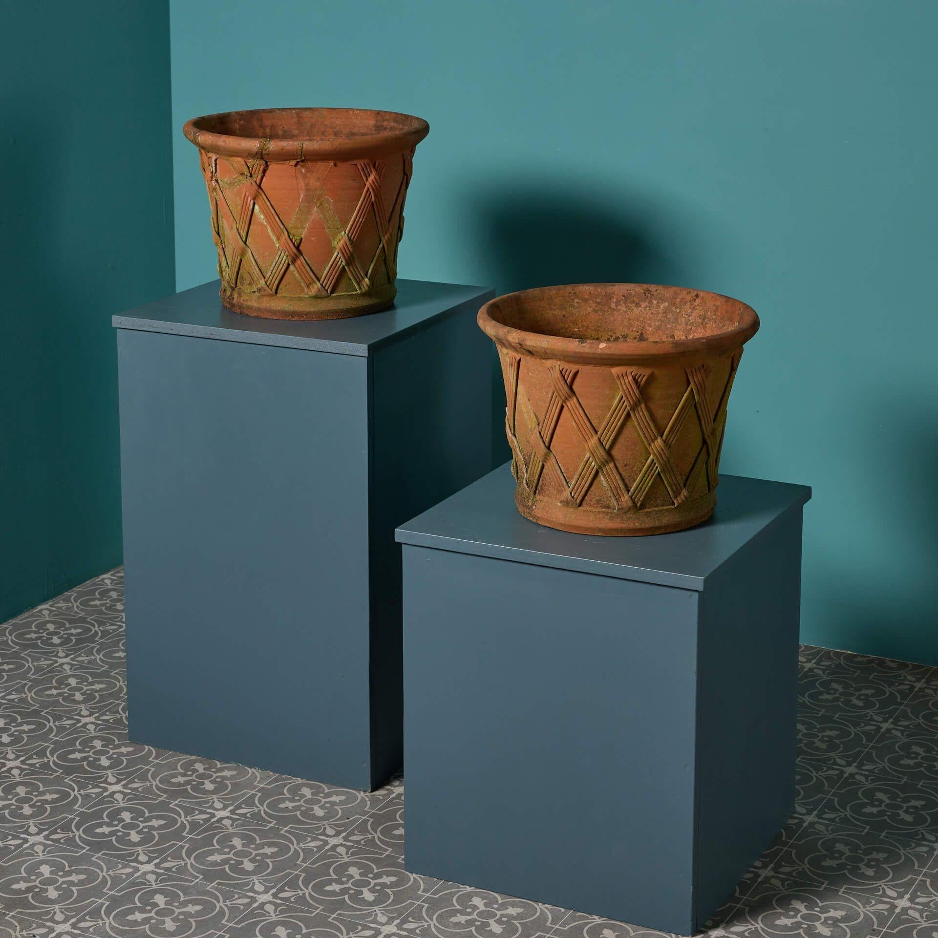 XX secolo Coppia di giardiniere in terracotta a reticolo in stile vittoriano in vendita