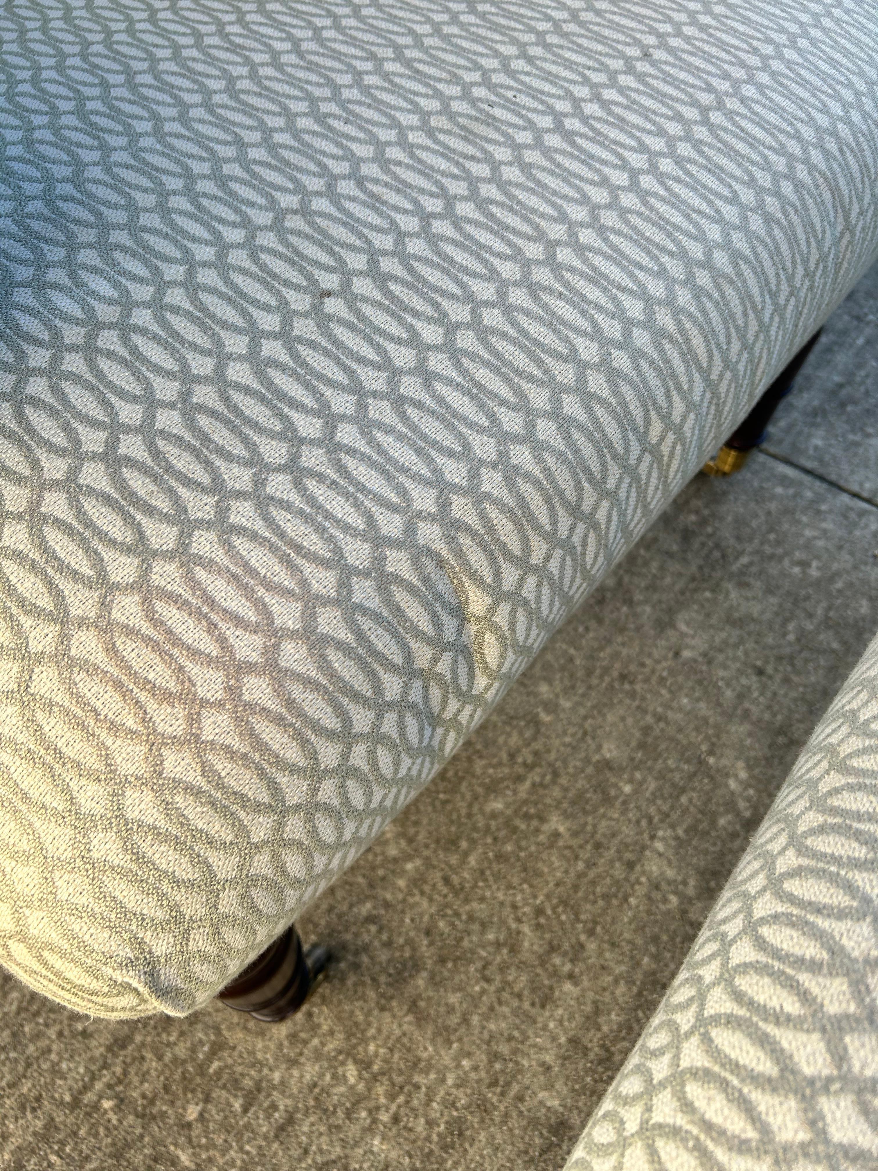 Coppia di poltrone con schienale imbottito in stile vittoriano di Calico Corners in vendita 3