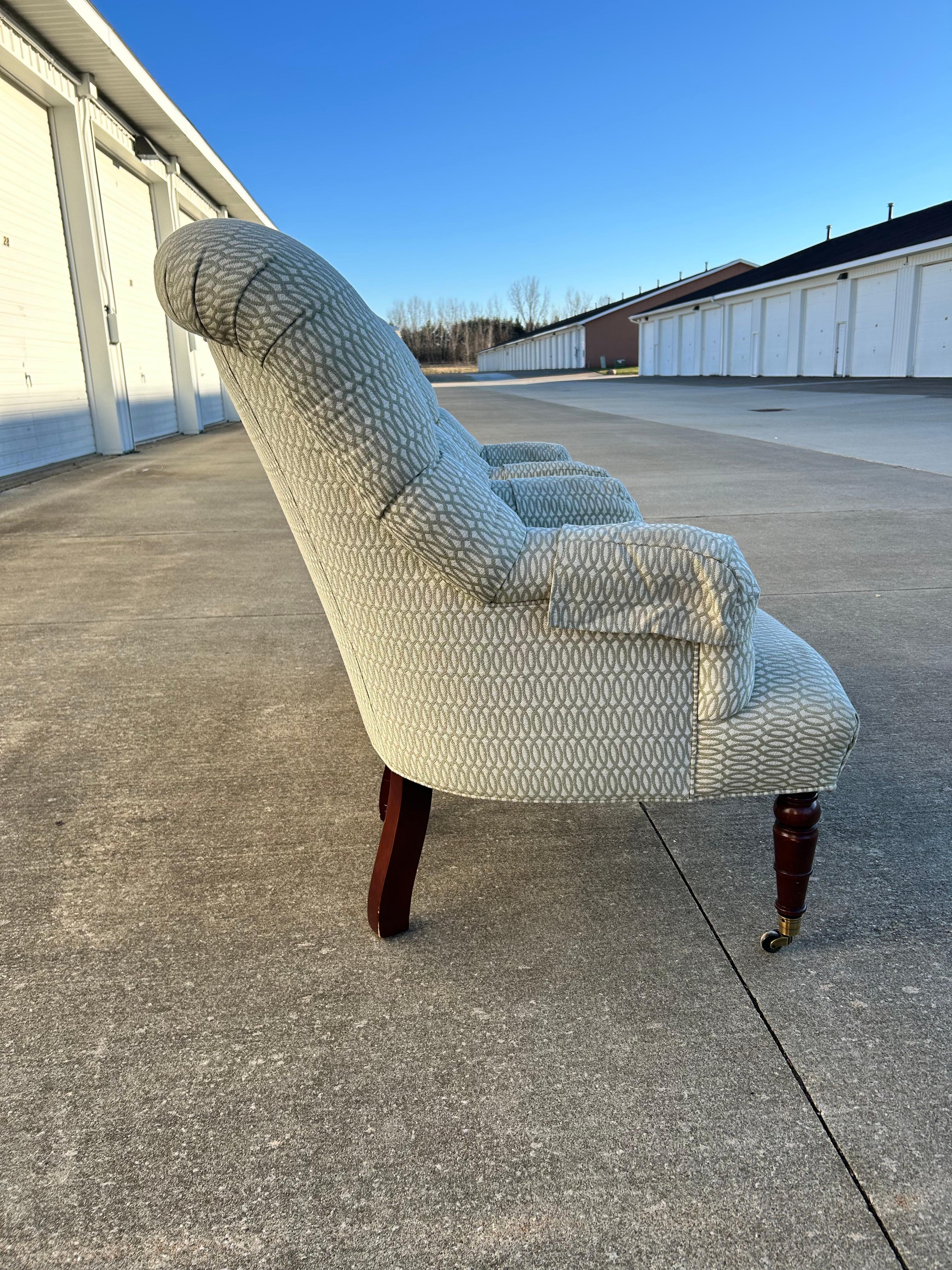 Coppia di poltrone con imbottitura in stile vittoriano realizzate per Calico Corners.  Queste sedie sono strutturalmente solide, costruite con una struttura in legno duro e dal design accattivante.

Immagina di sprofondare nel morbido abbraccio di