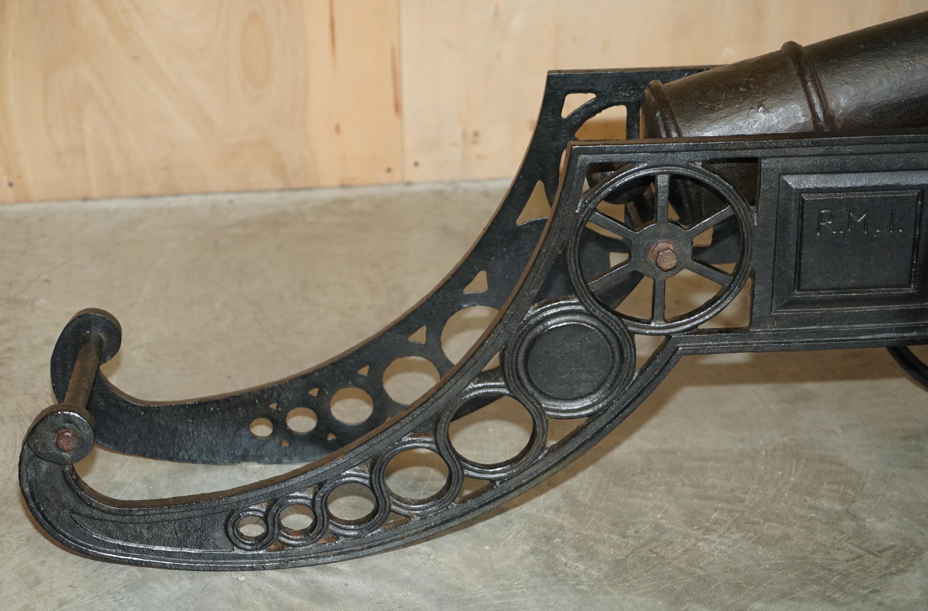 Milieu du XXe siècle Paire de cannons longs en fer à repasser de style victorien, 153 cm en vente